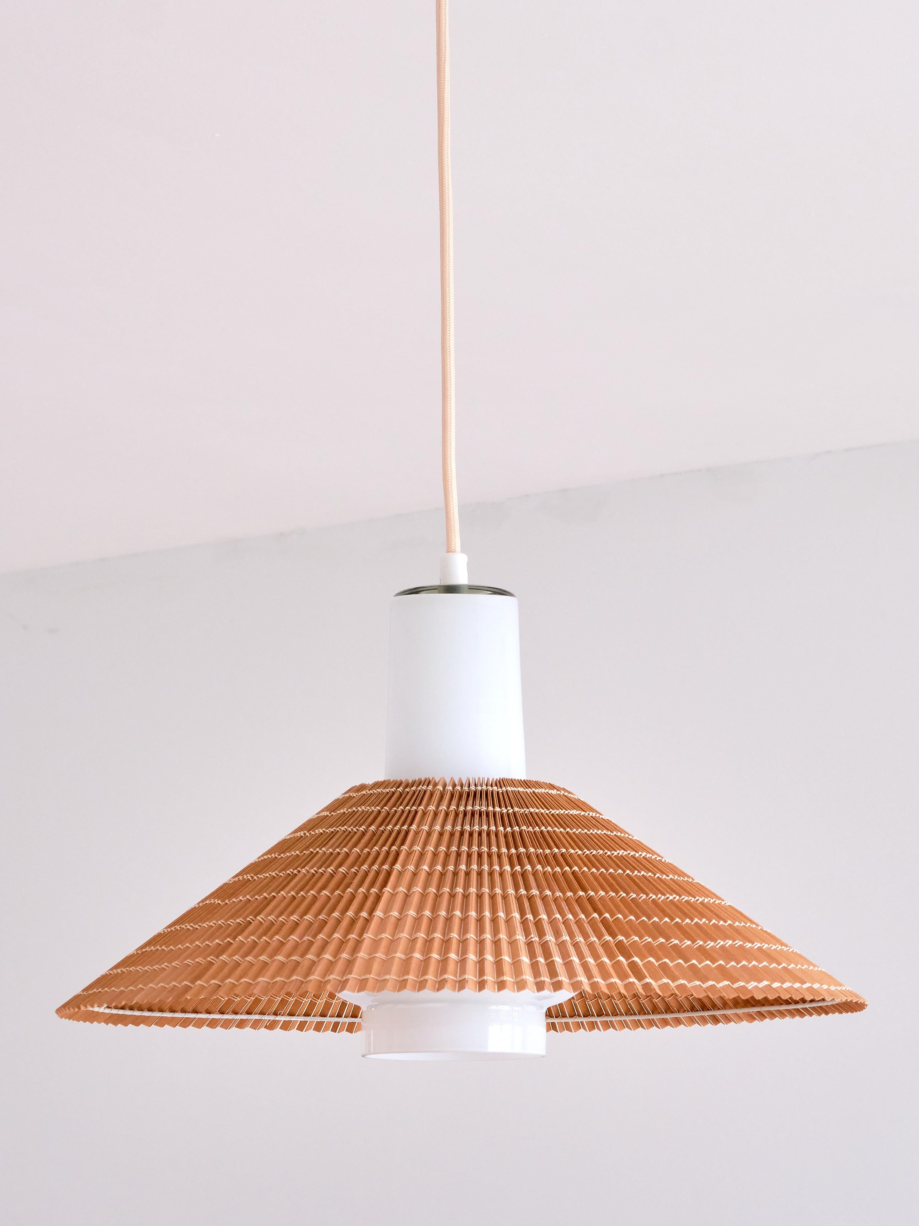 This rare pendant was designed by Paavo Tynell and produced by Idman in Finland. This model K3-43 was produced in the early 1950s and came with a range of shades including fabric shades and the more rare lamellar wood shades.

The fixture consists
