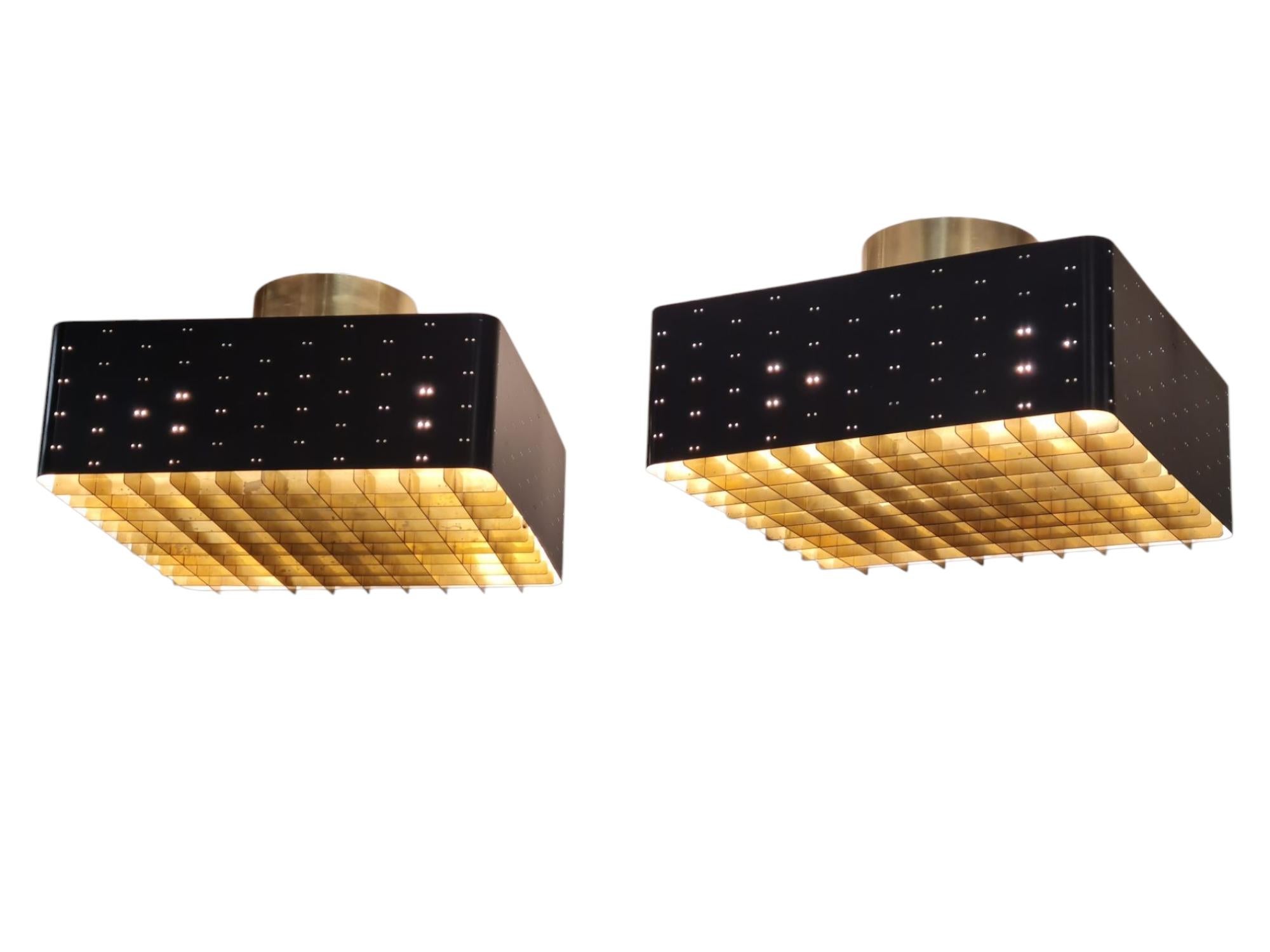 Der Sternenhimmel ist eines der ikonischsten Designs der Lampen von Paavo Tynell. Es wurde sowohl von Taito als auch von Idman in vielen verschiedenen Größen hergestellt. Die Art und Weise, wie das Licht durch das Gitter und die Löcher an den Seiten
