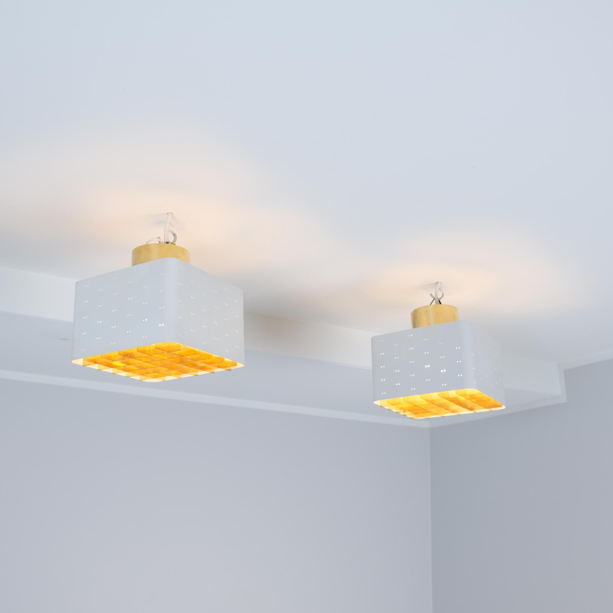 Coppia di lampade da soffitto Paavo Tynell Starry Sky 9068 in ottone e bianco, Idman 1960 in vendita 5
