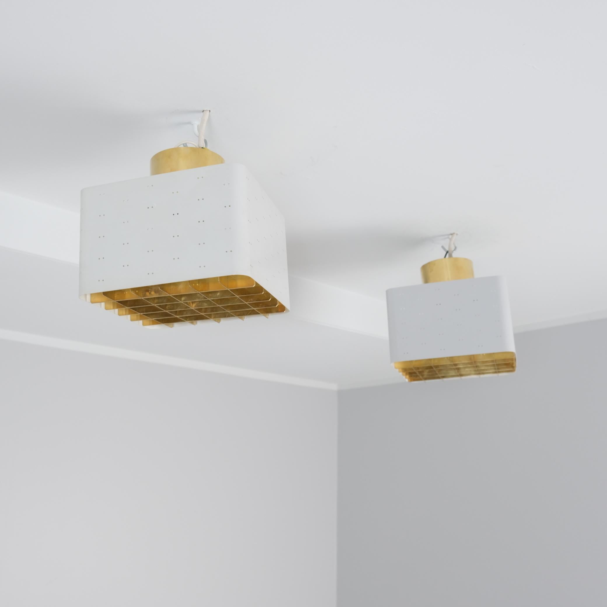 Scandinavo moderno Coppia di lampade da soffitto Paavo Tynell Starry Sky 9068 in ottone e bianco, Idman 1960 in vendita