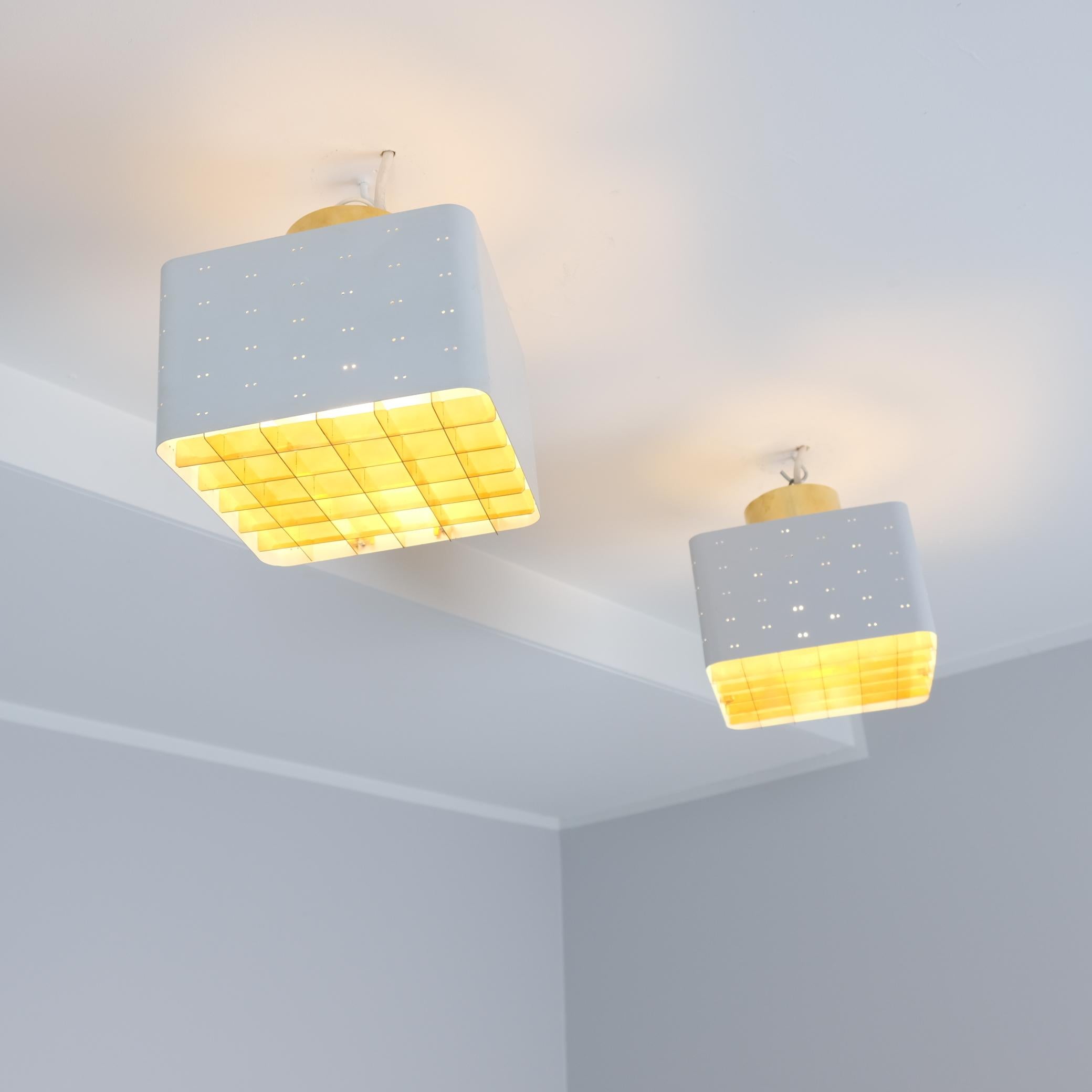 Finlandese Coppia di lampade da soffitto Paavo Tynell Starry Sky 9068 in ottone e bianco, Idman 1960 in vendita