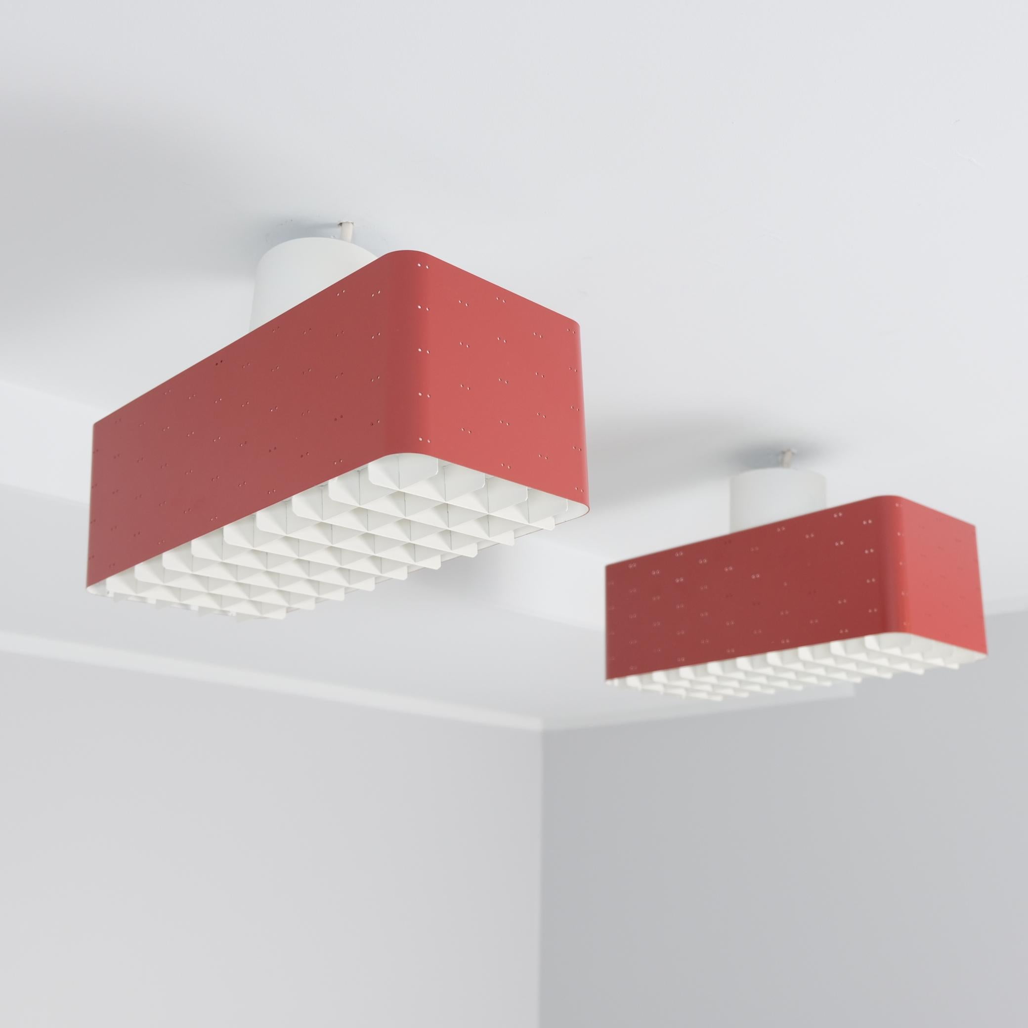 Une paire de magnifiques plafonniers Paavo Tynell de taille moyenne à ciel étoilé en rouge et blanc. Chacun d'entre eux dispose d'une double source lumineuse. Les lampes sont en très bon état et repeintes en blanc et rouge.

Le ciel étoilé est l'un