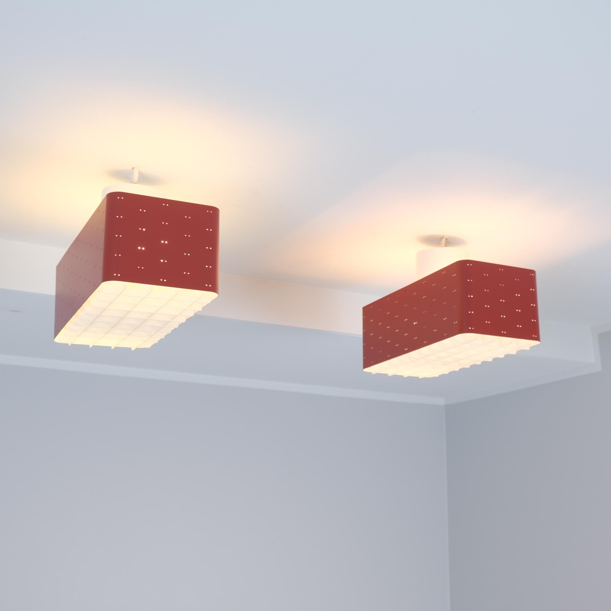 Scandinave moderne Paire de plafonniers Paavo Tynell 