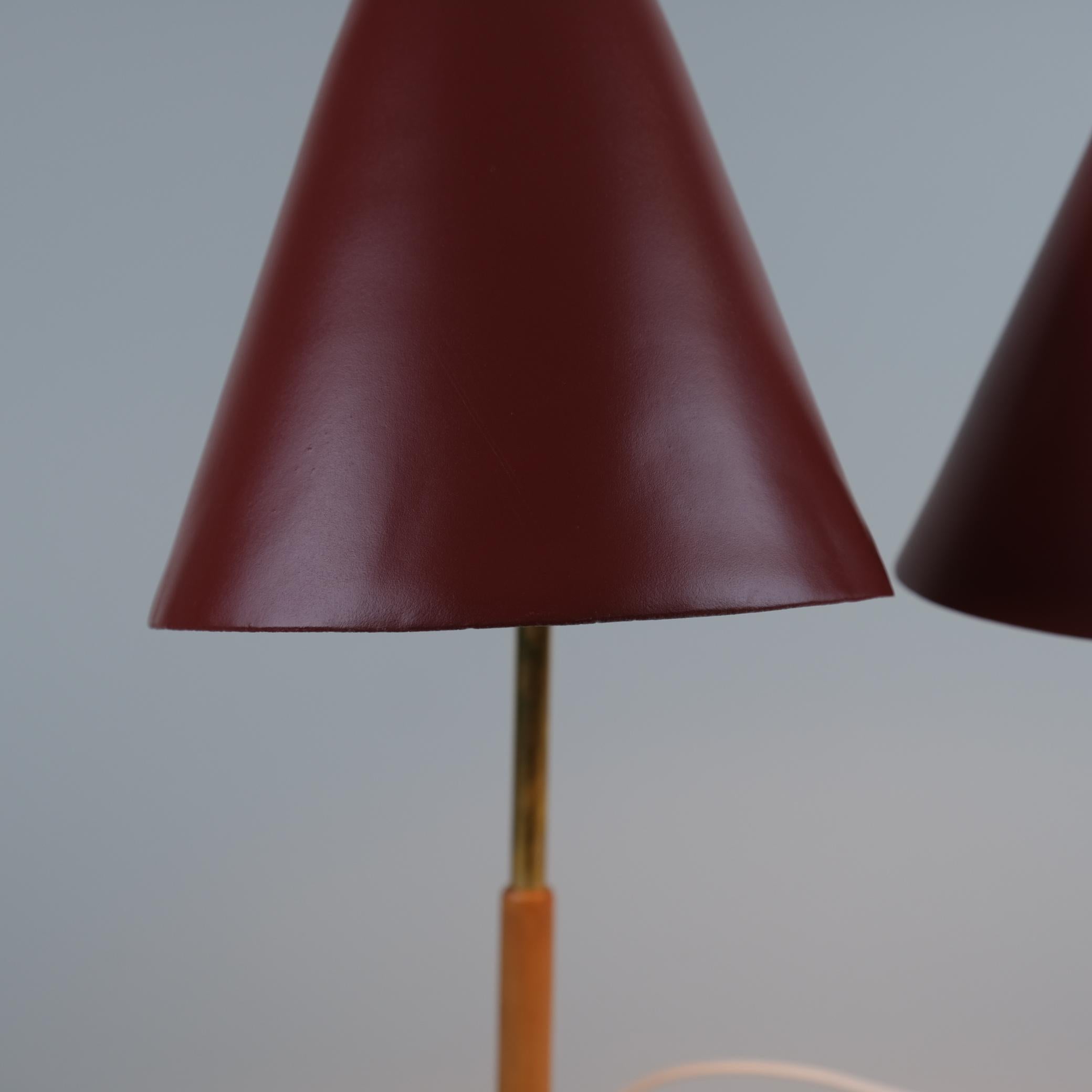 Coppia di lampade da tavolo Paavo Tynell Modello 5233 in ottone e rosso, anni '50, Taito Oy in vendita 3