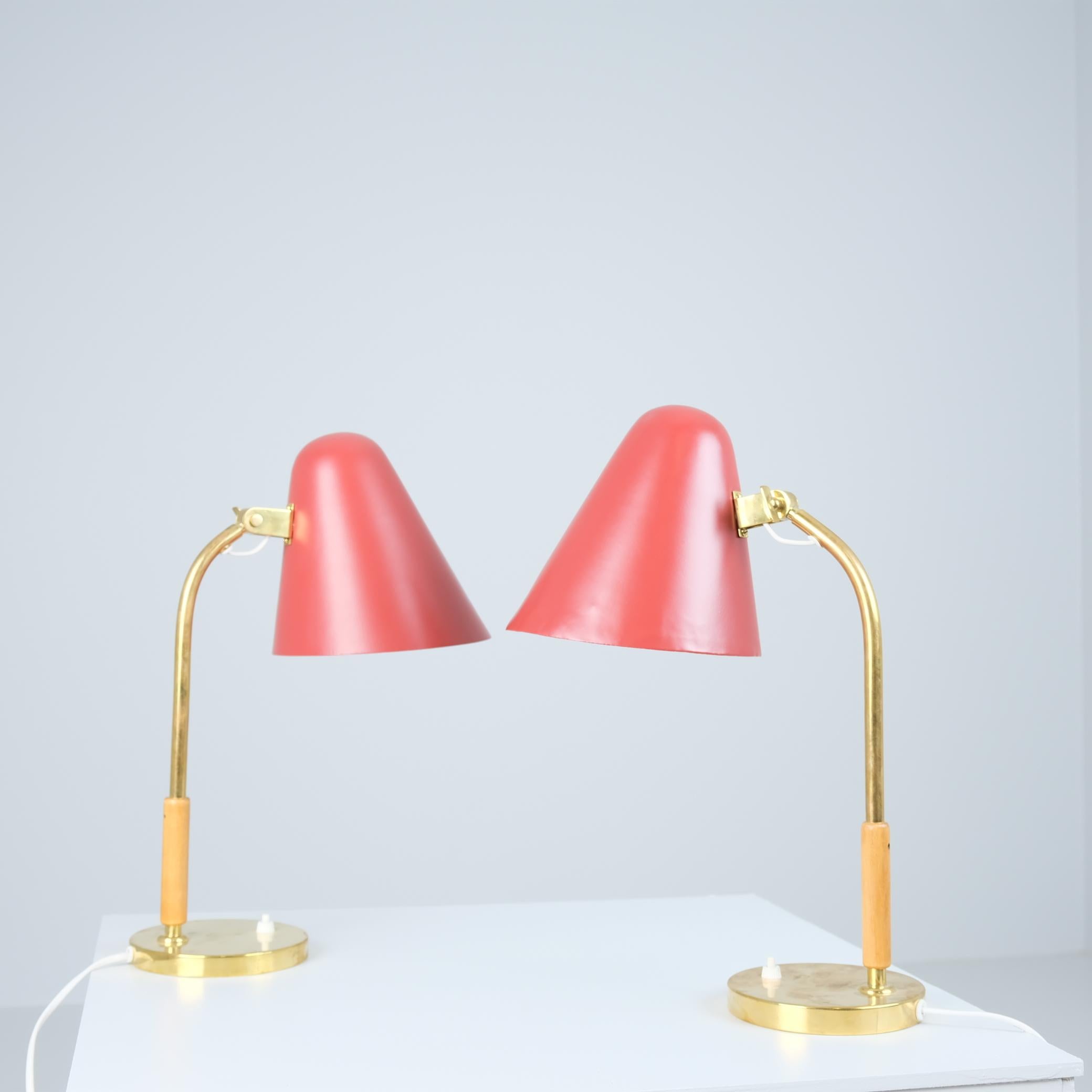 Paar Tischlampen von Paavo Tynell, Modell 5233, Messing und Rot, 1950er Jahre, Taito Oy (Skandinavische Moderne) im Angebot