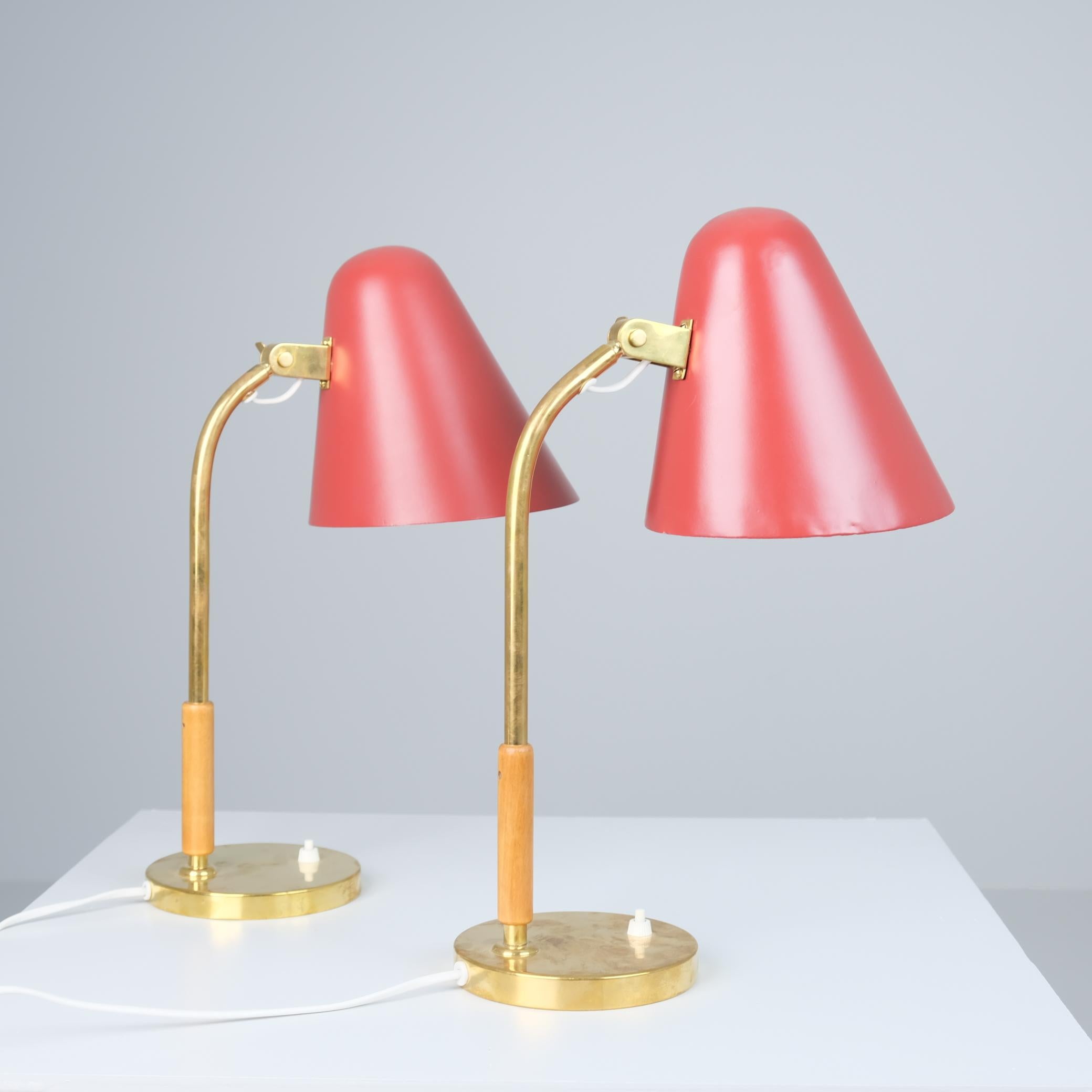Paar Tischlampen von Paavo Tynell, Modell 5233, Messing und Rot, 1950er Jahre, Taito Oy (Finnisch) im Angebot