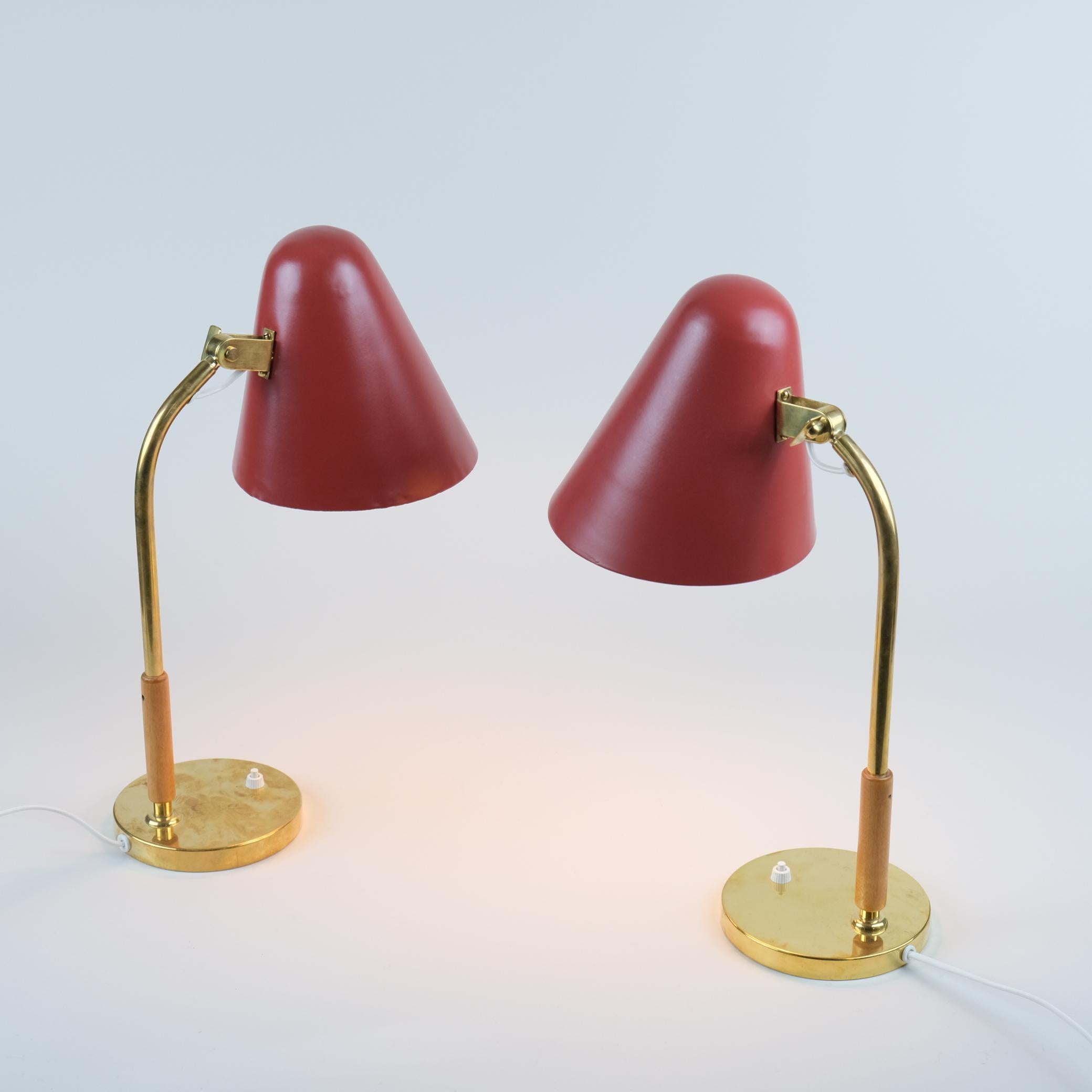 Una bella coppia di lampade da tavolo Paavo Tynell modello 5233 per Taito. Questo modello funzionale può essere utilizzato sia in residenze private che in uffici. Le lampade sono in buone condizioni perché sono state restaurate (lucidate e