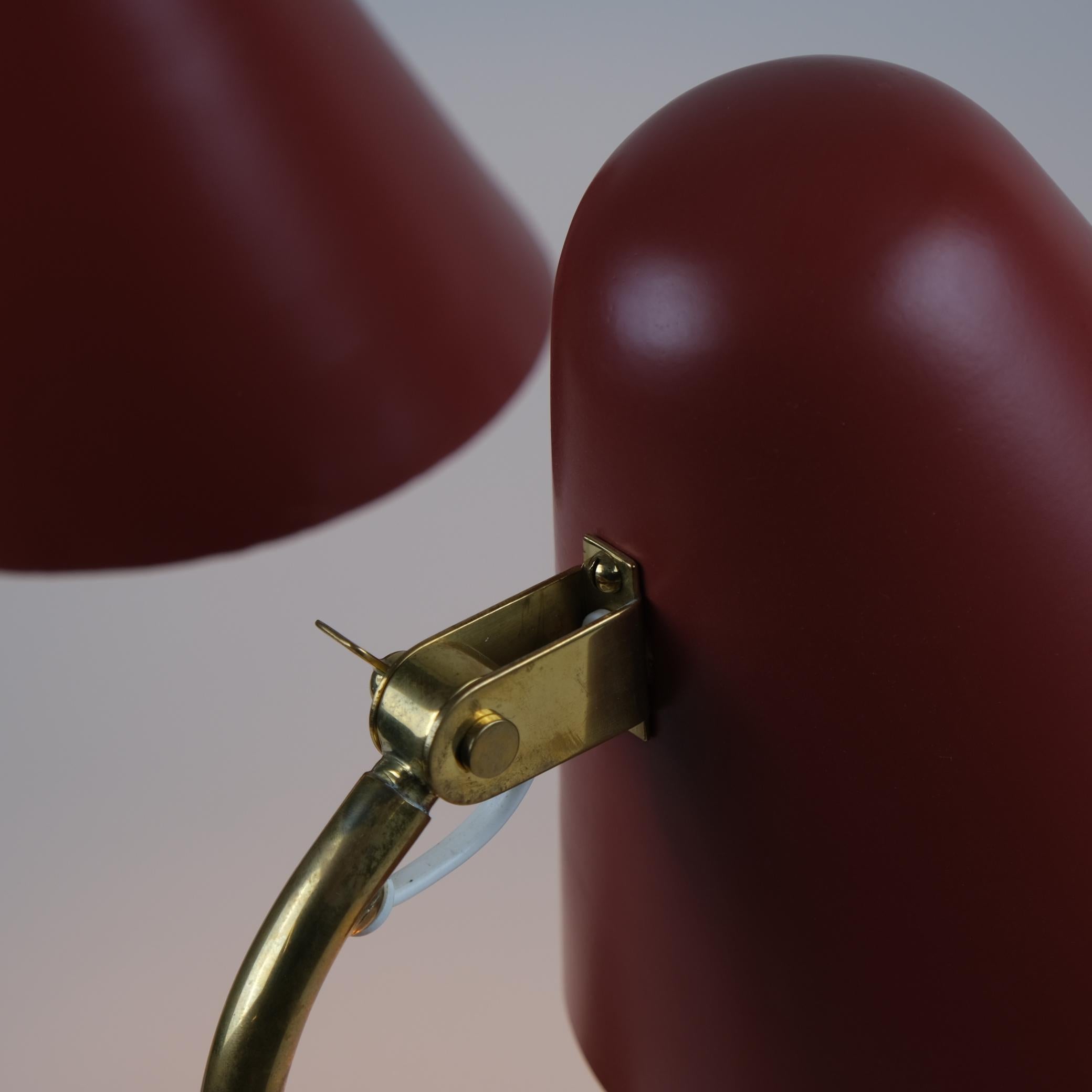 Coppia di lampade da tavolo Paavo Tynell Modello 5233 in ottone e rosso, anni '50, Taito Oy In condizioni buone in vendita a Helsinki, FI