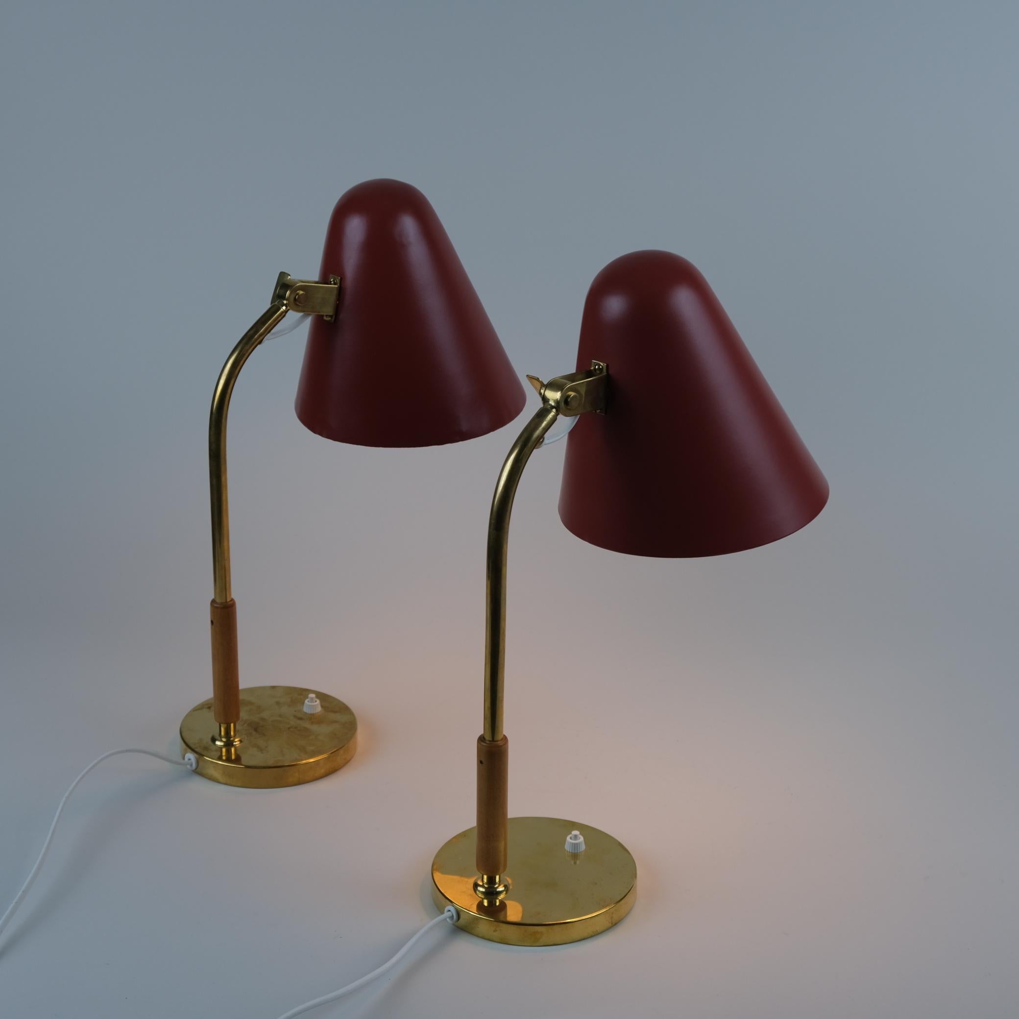 Scandinavo moderno Coppia di lampade da tavolo Paavo Tynell Modello 5233 in ottone e rosso, anni '50, Taito Oy in vendita