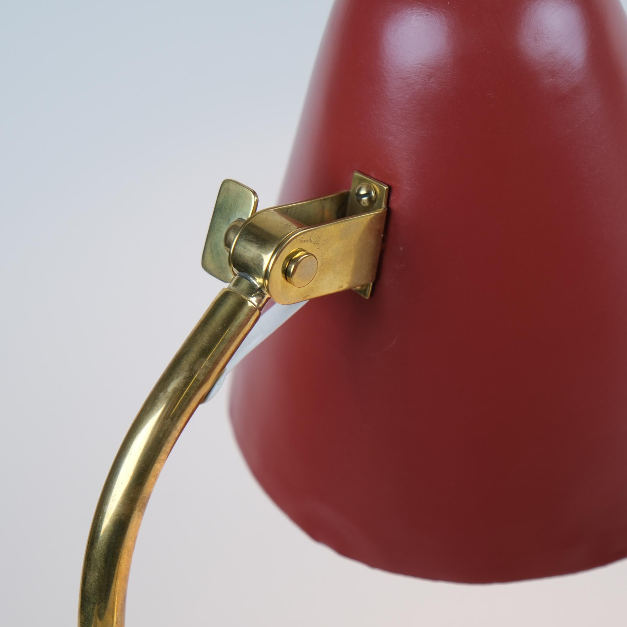 Metà XX secolo Coppia di lampade da tavolo Paavo Tynell Modello 5233 in ottone e rosso, anni '50, Taito Oy in vendita