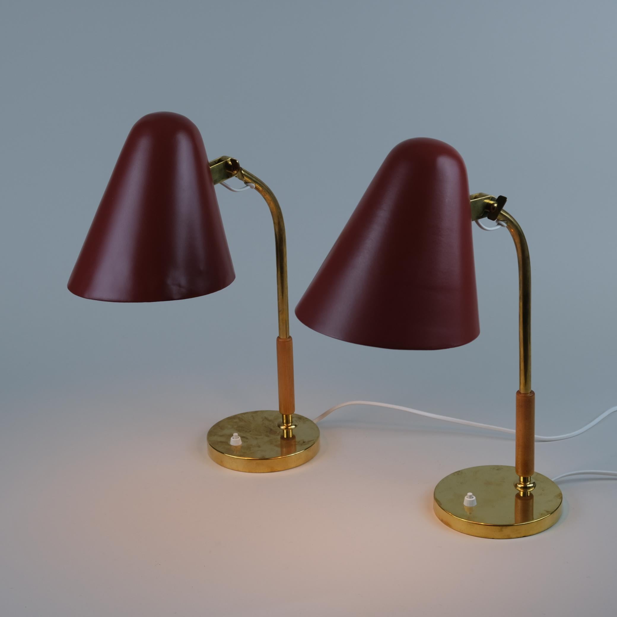 Metallo Coppia di lampade da tavolo Paavo Tynell Modello 5233 in ottone e rosso, anni '50, Taito Oy in vendita
