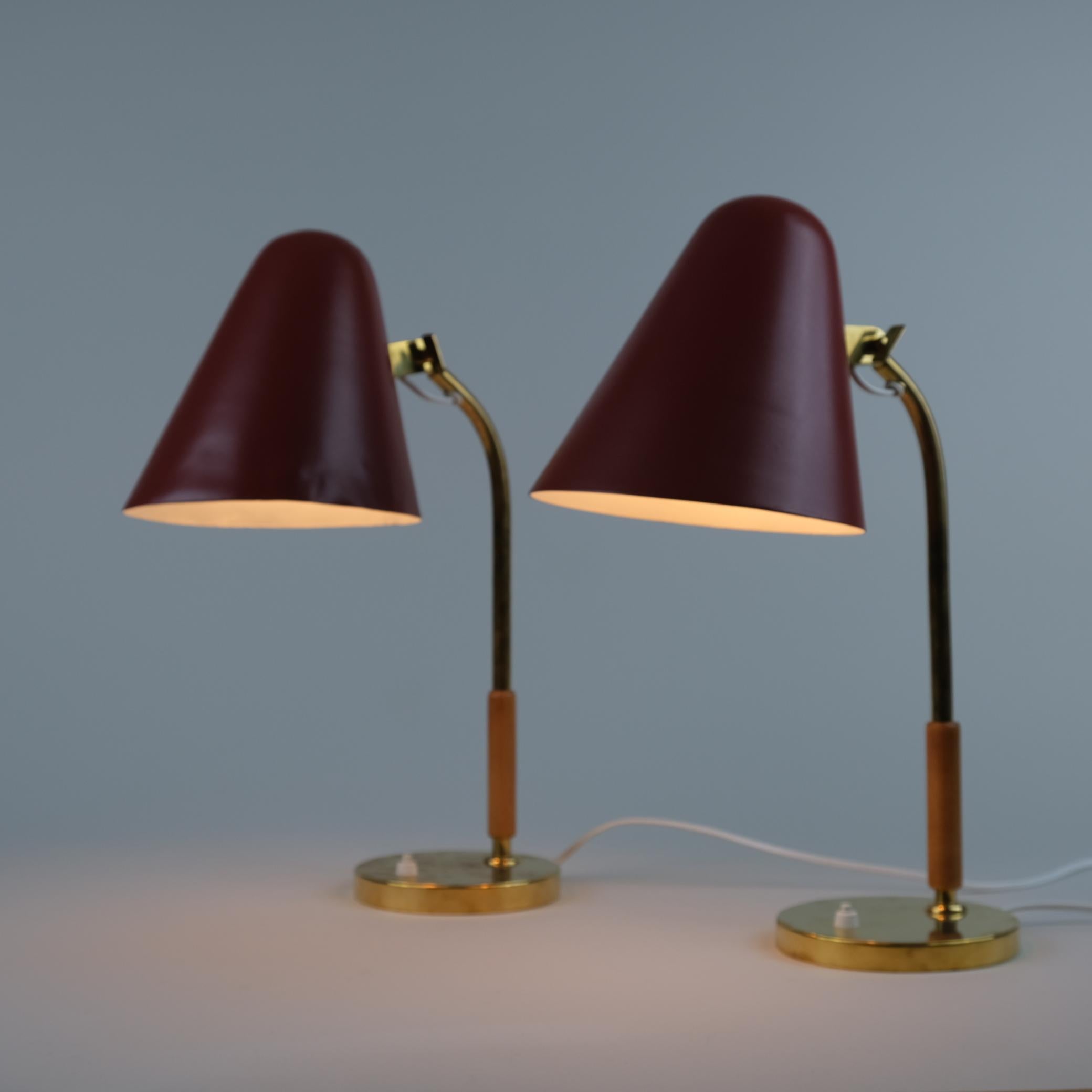 Coppia di lampade da tavolo Paavo Tynell Modello 5233 in ottone e rosso, anni '50, Taito Oy in vendita 1