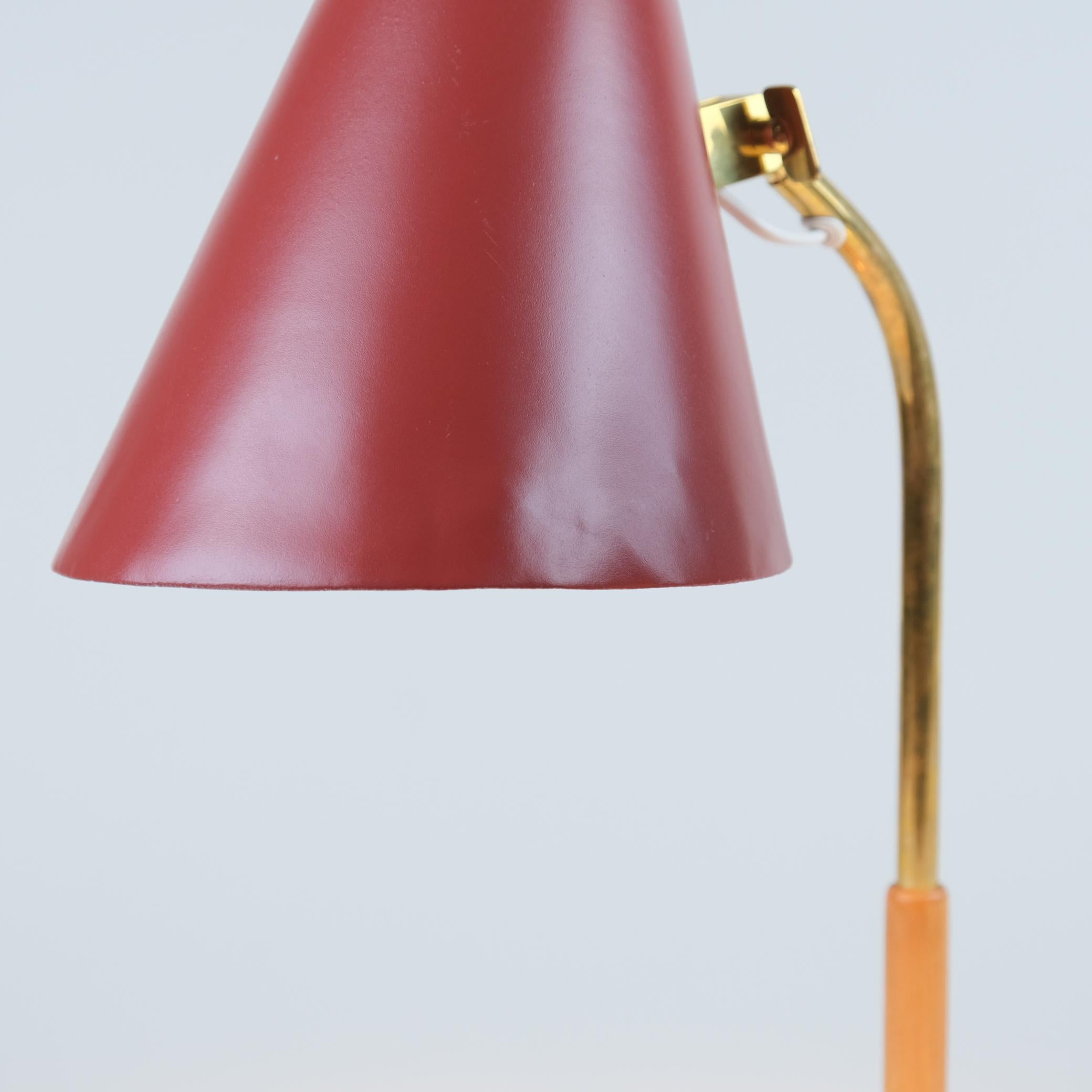 Coppia di lampade da tavolo Paavo Tynell Modello 5233 in ottone e rosso, anni '50, Taito Oy in vendita 2
