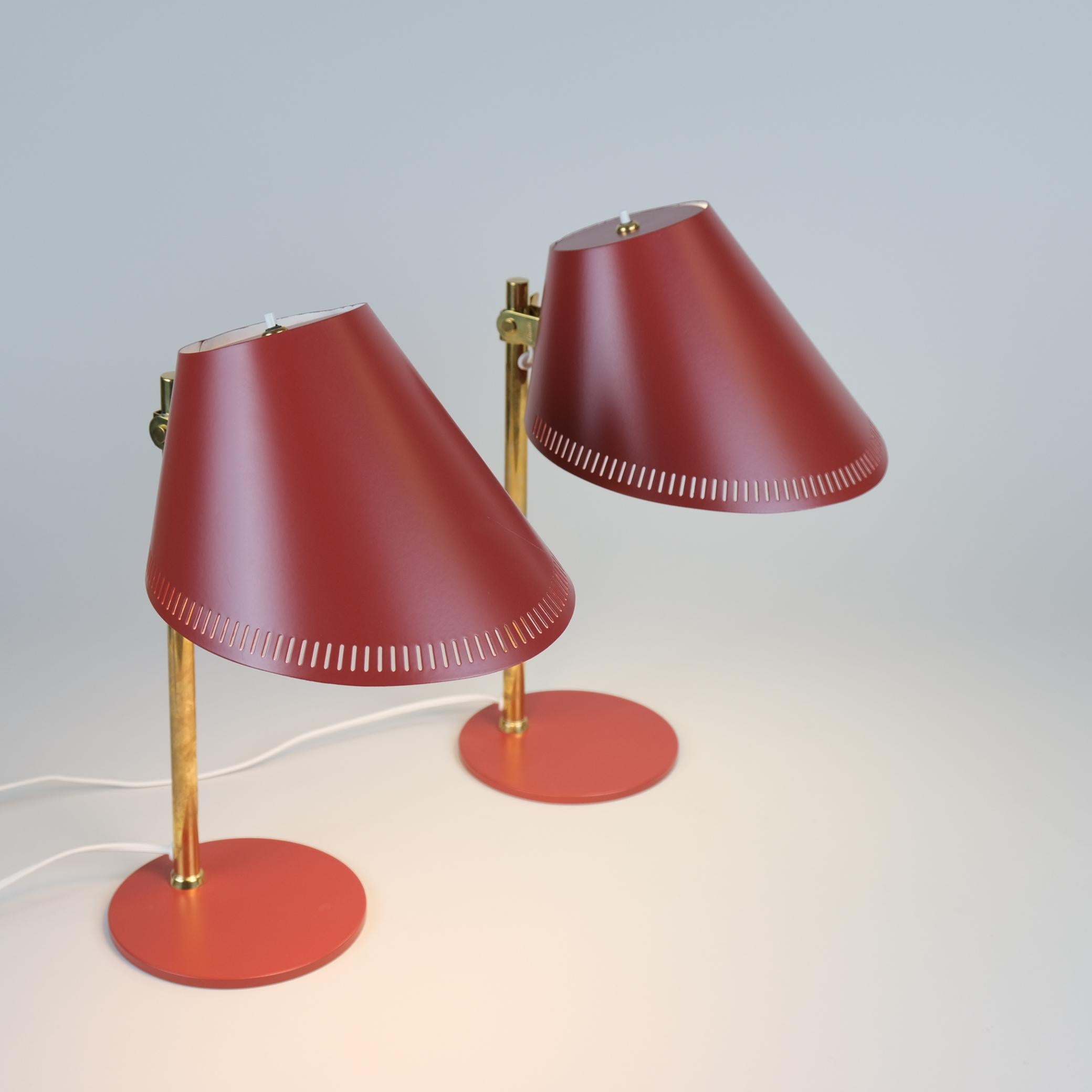 Paar Paavo Tynell-Tischlampen Modell 9227 in Rot und Messing, Idman 1950er Jahre im Angebot 3