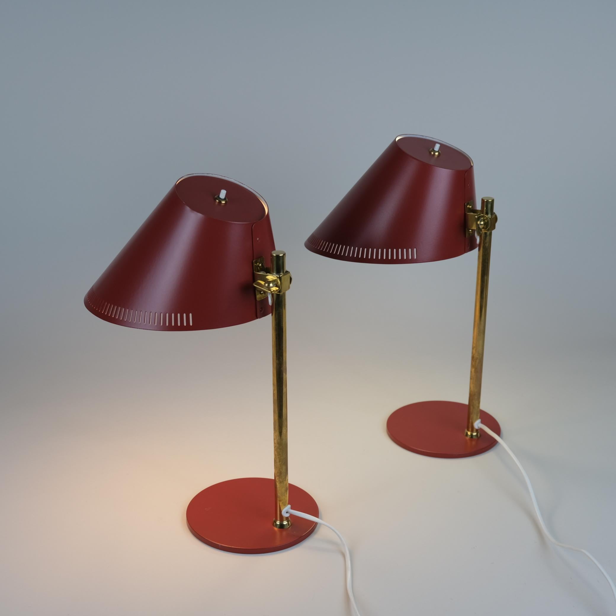 Paar Paavo Tynell-Tischlampen Modell 9227 in Rot und Messing, Idman 1950er Jahre (Skandinavische Moderne) im Angebot