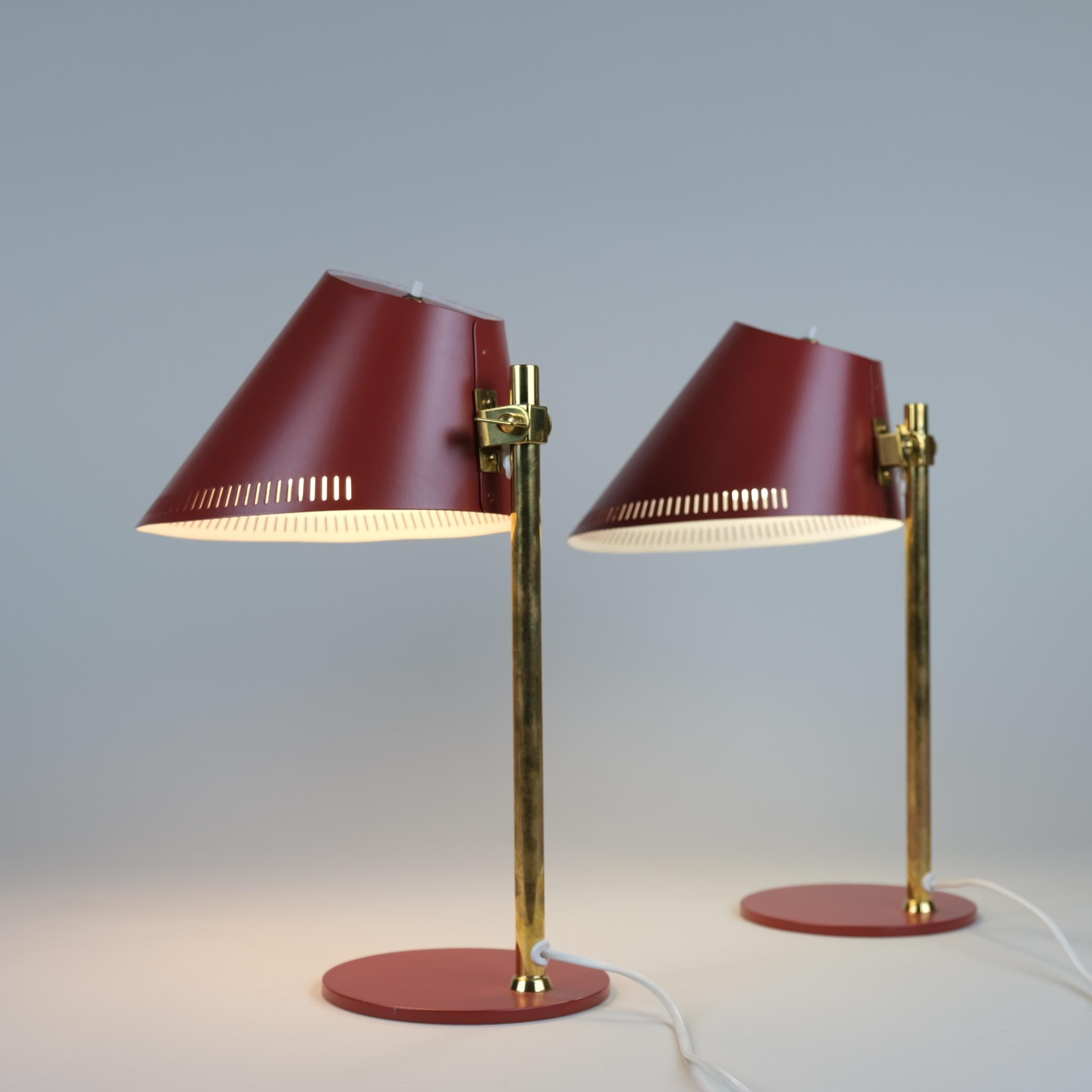 Paar Paavo Tynell-Tischlampen Modell 9227 in Rot und Messing, Idman 1950er Jahre (Finnisch) im Angebot