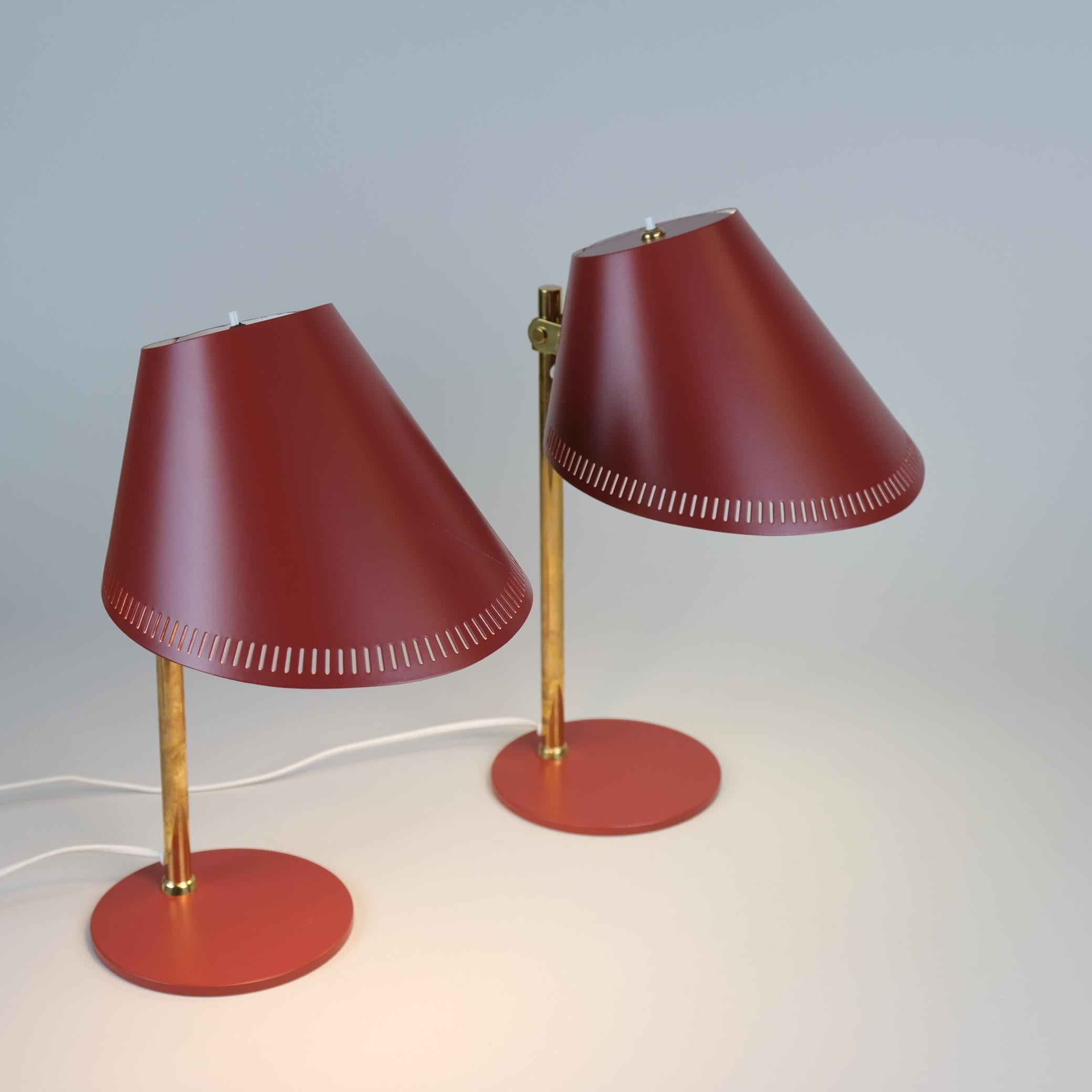 Paar Paavo Tynell-Tischlampen Modell 9227 in Rot und Messing, Idman 1950er Jahre im Zustand „Gut“ im Angebot in Helsinki, FI