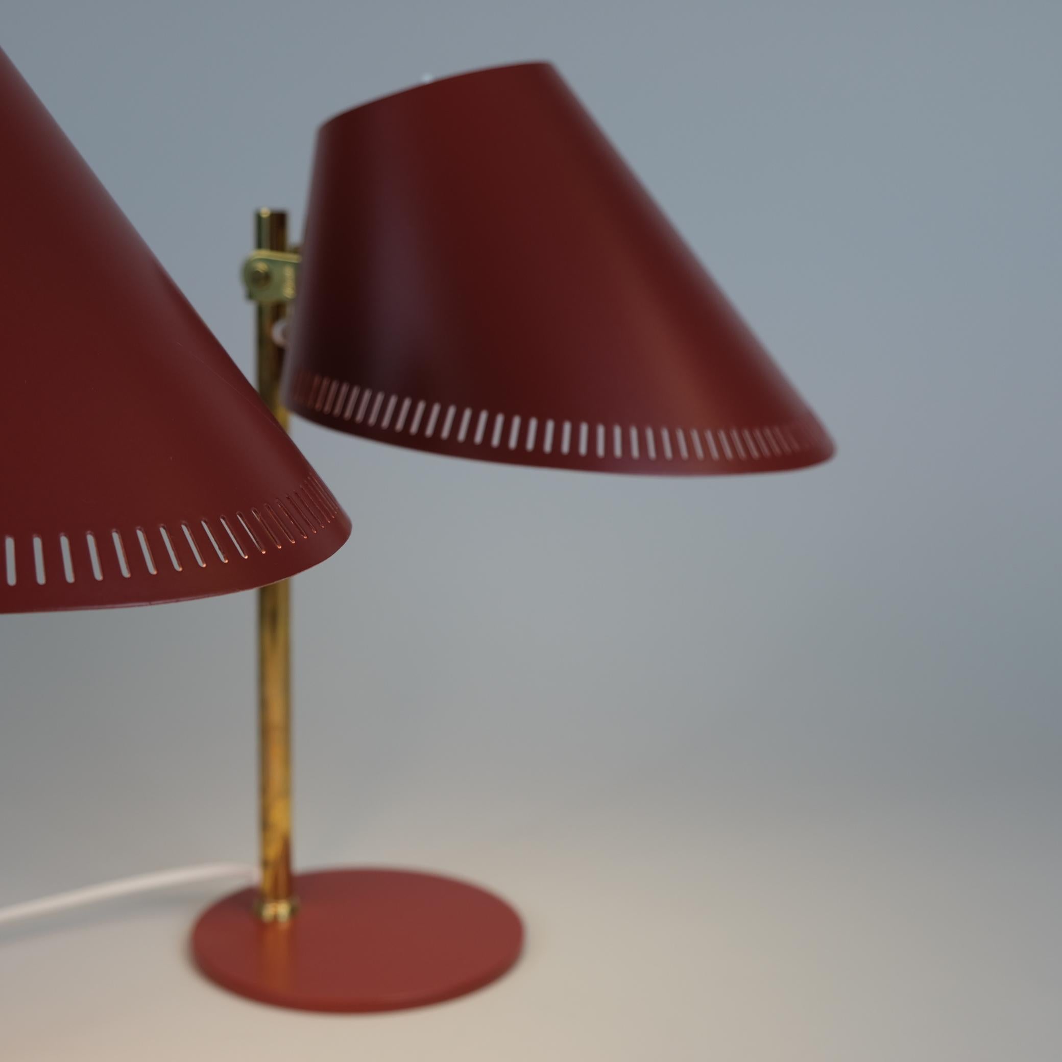 Paar Paavo Tynell-Tischlampen Modell 9227 in Rot und Messing, Idman 1950er Jahre (Metall) im Angebot