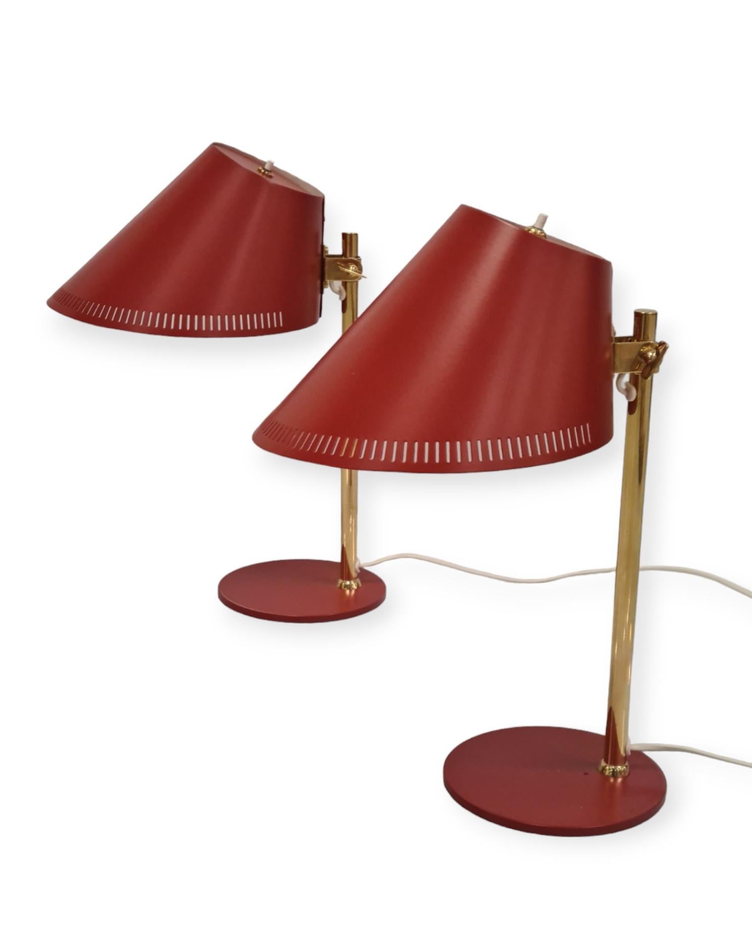 An exquisite example of a beautiful classic design with features that makes it suitable for a wide range of spaces especially offices, home offices or reading and working tables. 
This 9227 model table lamp has proven to be a customers favorite over