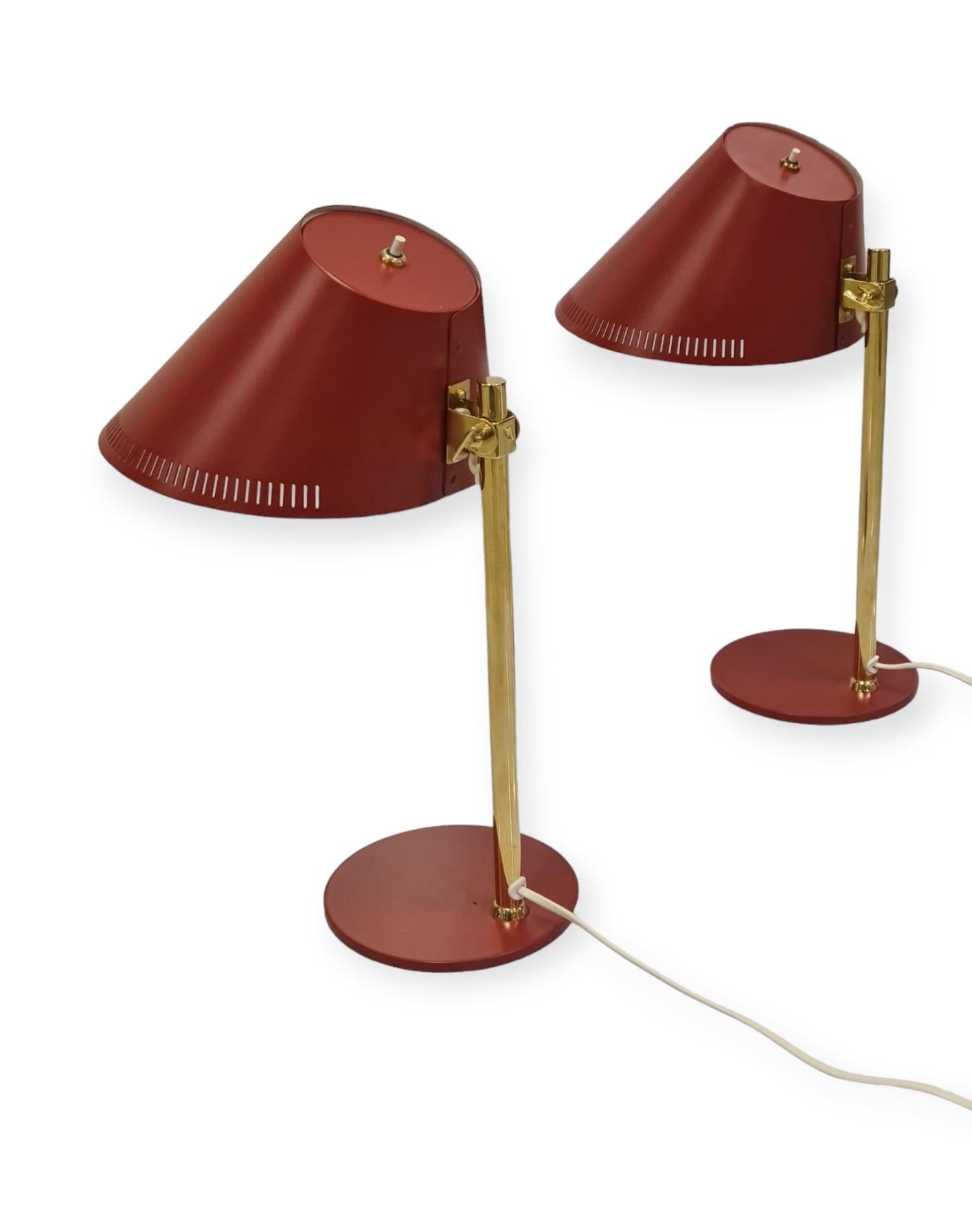 Scandinave moderne Paire de lampes de bureau Paavo Tynell modèle 9227 en rouge