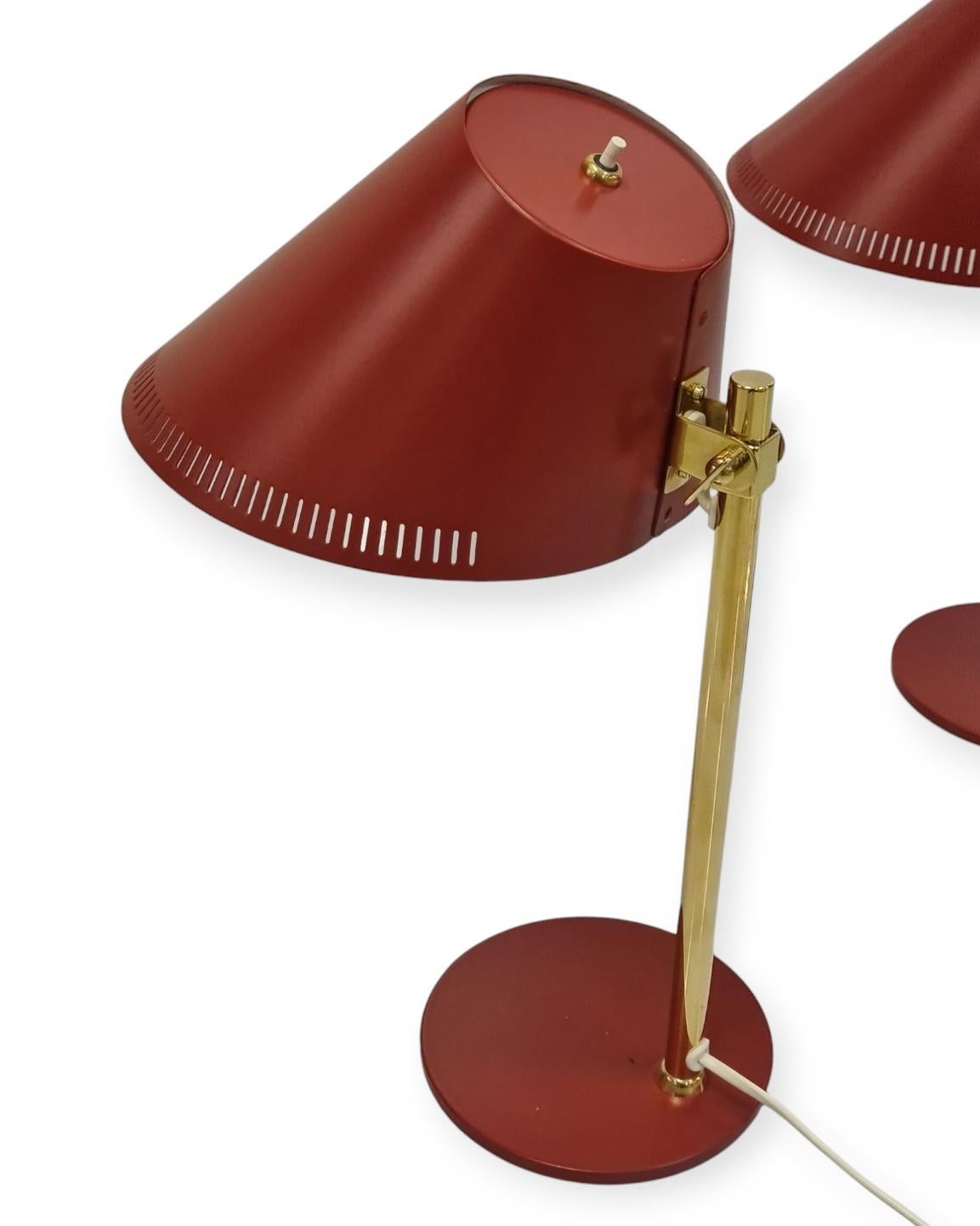 Finlandais Paire de lampes de bureau Paavo Tynell modèle 9227 en rouge