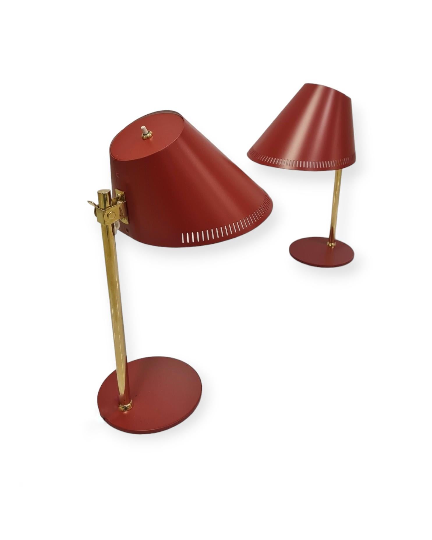 Milieu du XXe siècle Paire de lampes de bureau Paavo Tynell modèle 9227 en rouge