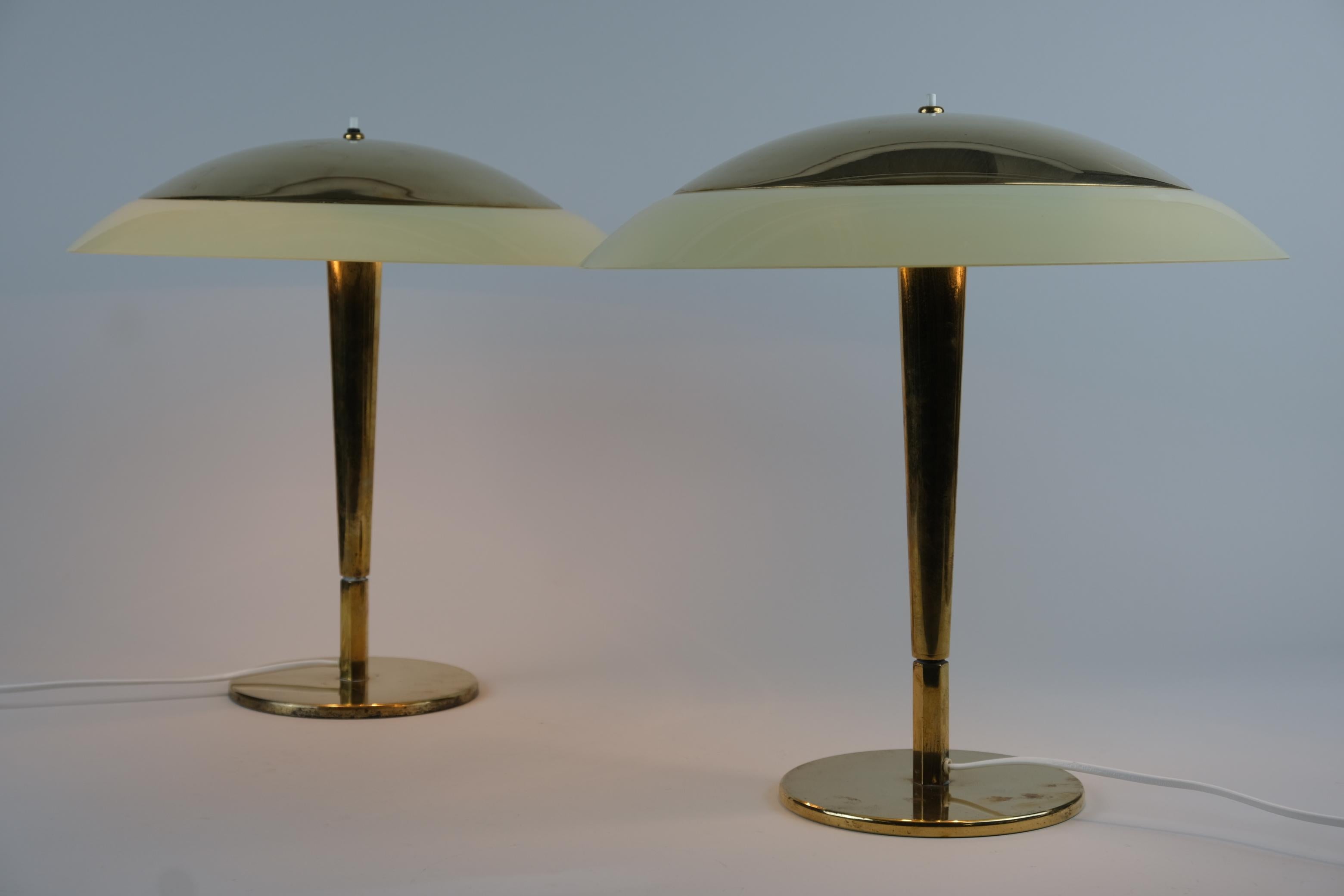 Scandinavian Modern Pair of Paavo Tynell 'Umbrella' Table Lamps 5061, Brass & Glass, Taito 1940s For Sale