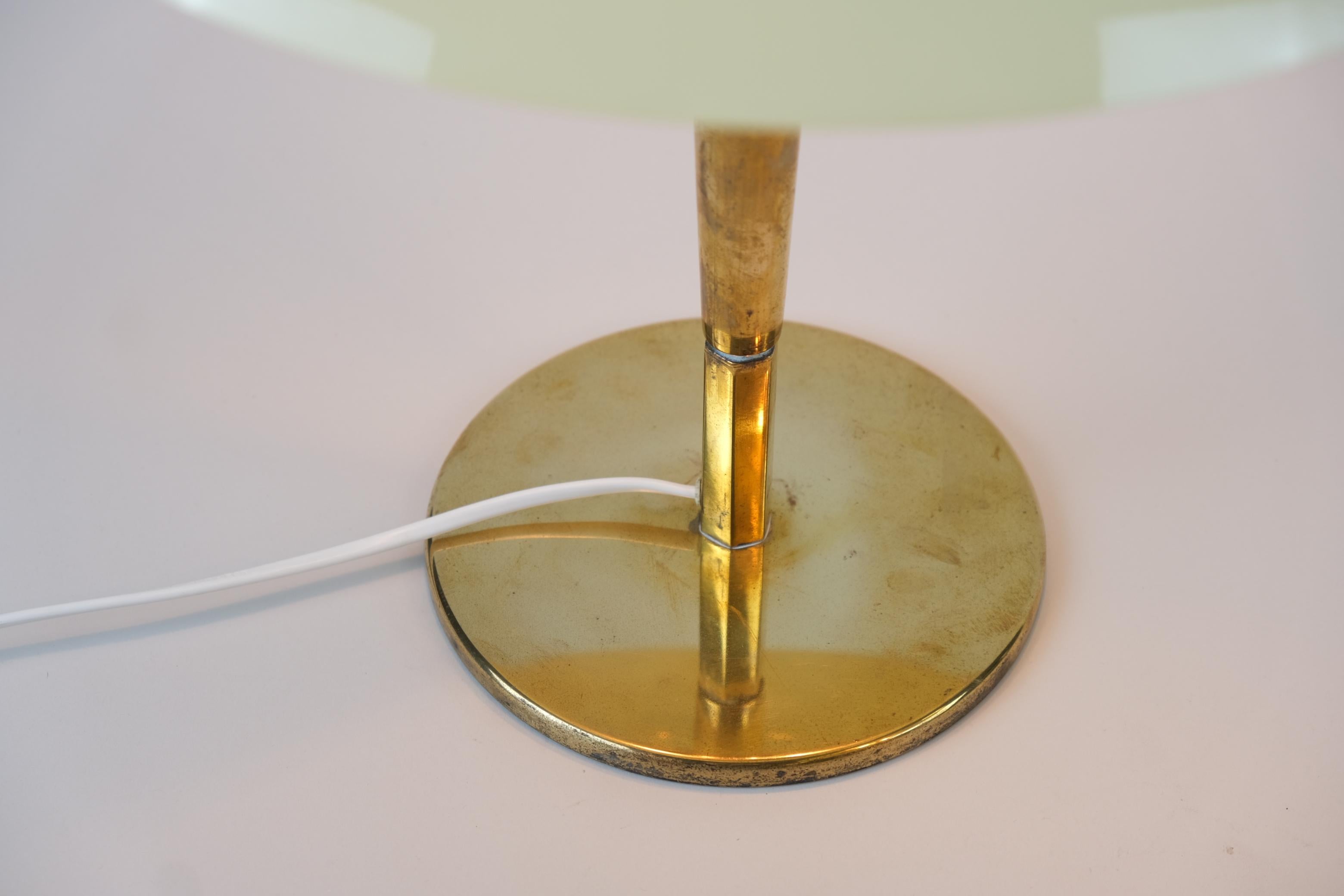 Pair of Paavo Tynell 'Umbrella' Table Lamps 5061, Brass & Glass, Taito 1940s In Good Condition For Sale In Helsinki, FI