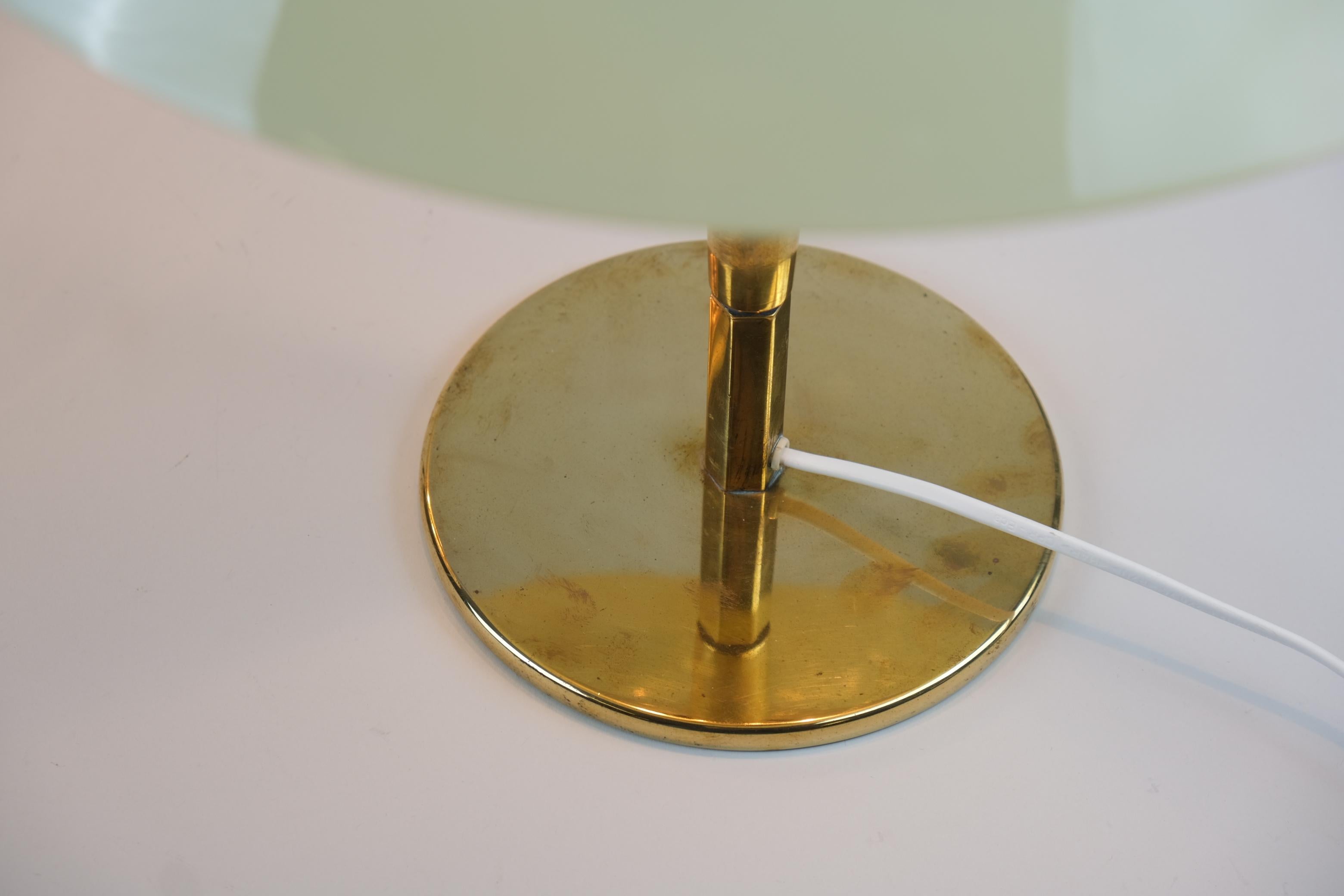 Mid-20th Century Pair of Paavo Tynell 'Umbrella' Table Lamps 5061, Brass & Glass, Taito 1940s For Sale
