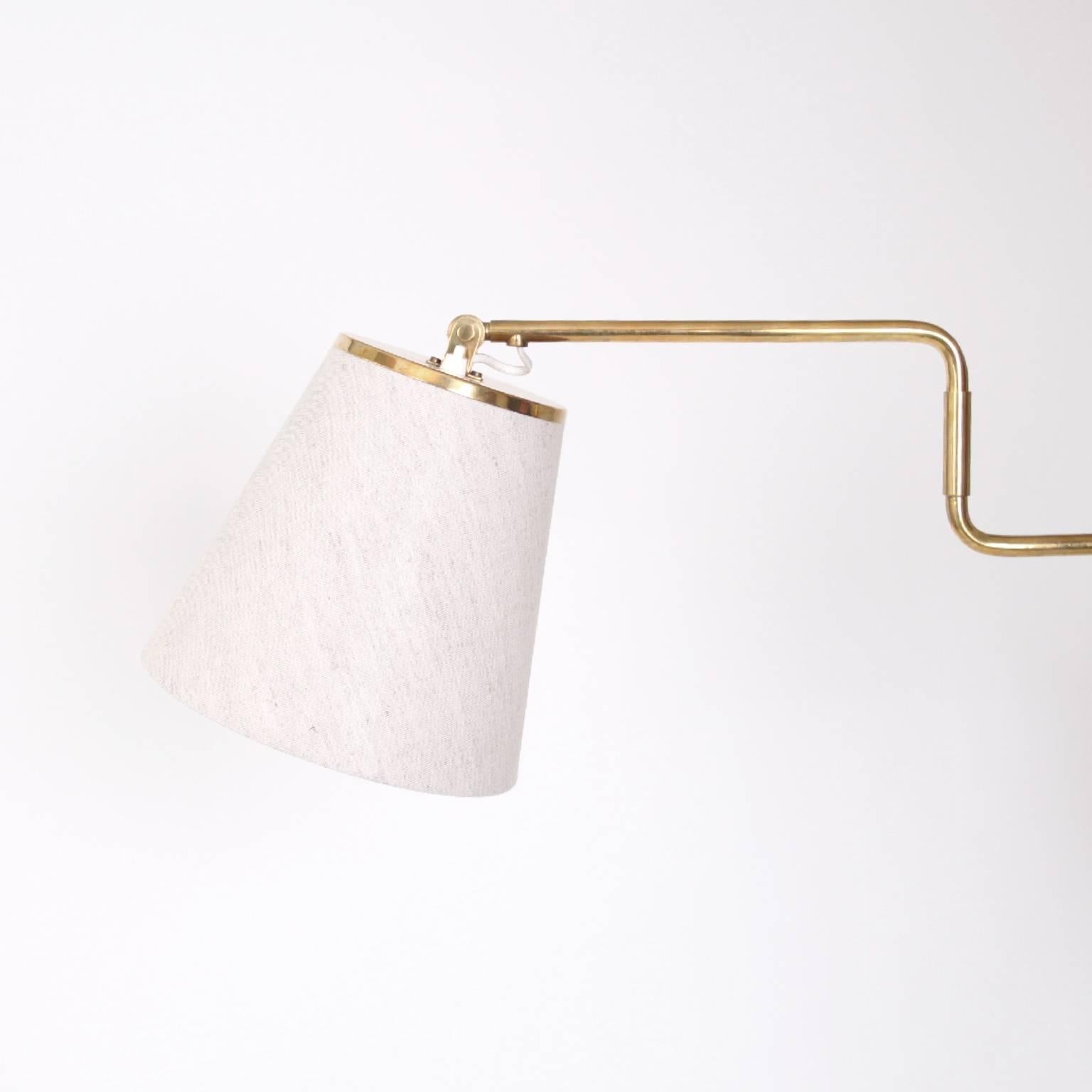 PAAVO TYNELL & TAITO - SCANDINAVIAN MODERN

A pair of 20th century wall lights model 9414 for Taito, Finland.

Brass swing arm and new sand colored shades. Manufacturer stamp as per photo.

Measure: Total length 72 cm. Diameter of the shade 23 cm,