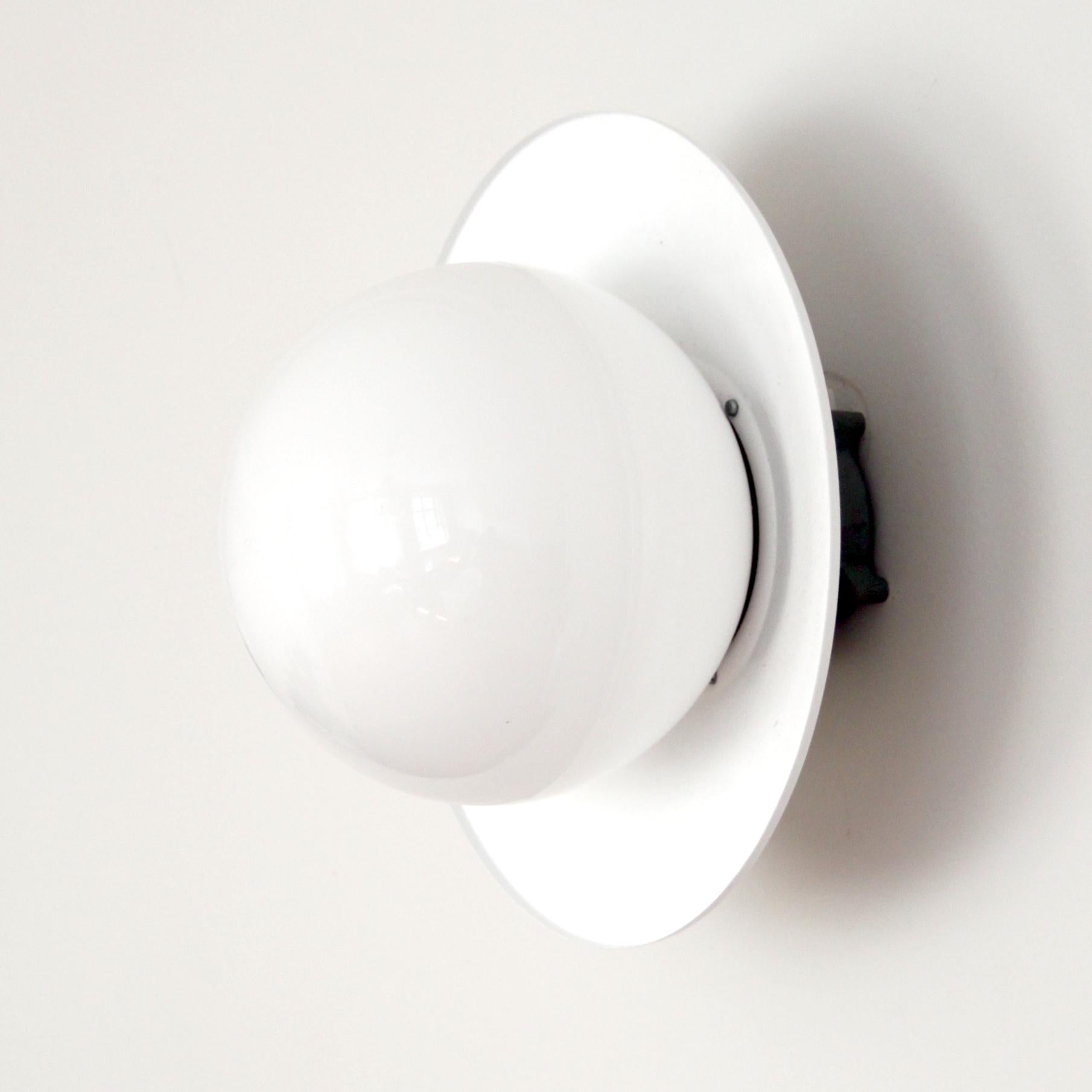 Paavo Tynell & Idman

Mid-Century Modern Design

A stunning pair of mid-20th century wall lamps 'H10-100' for Idman, Finland 1950s. 

White shade with an underlying opal glass dome. Back structure in cast aluminum with the manufacturer's stamp.