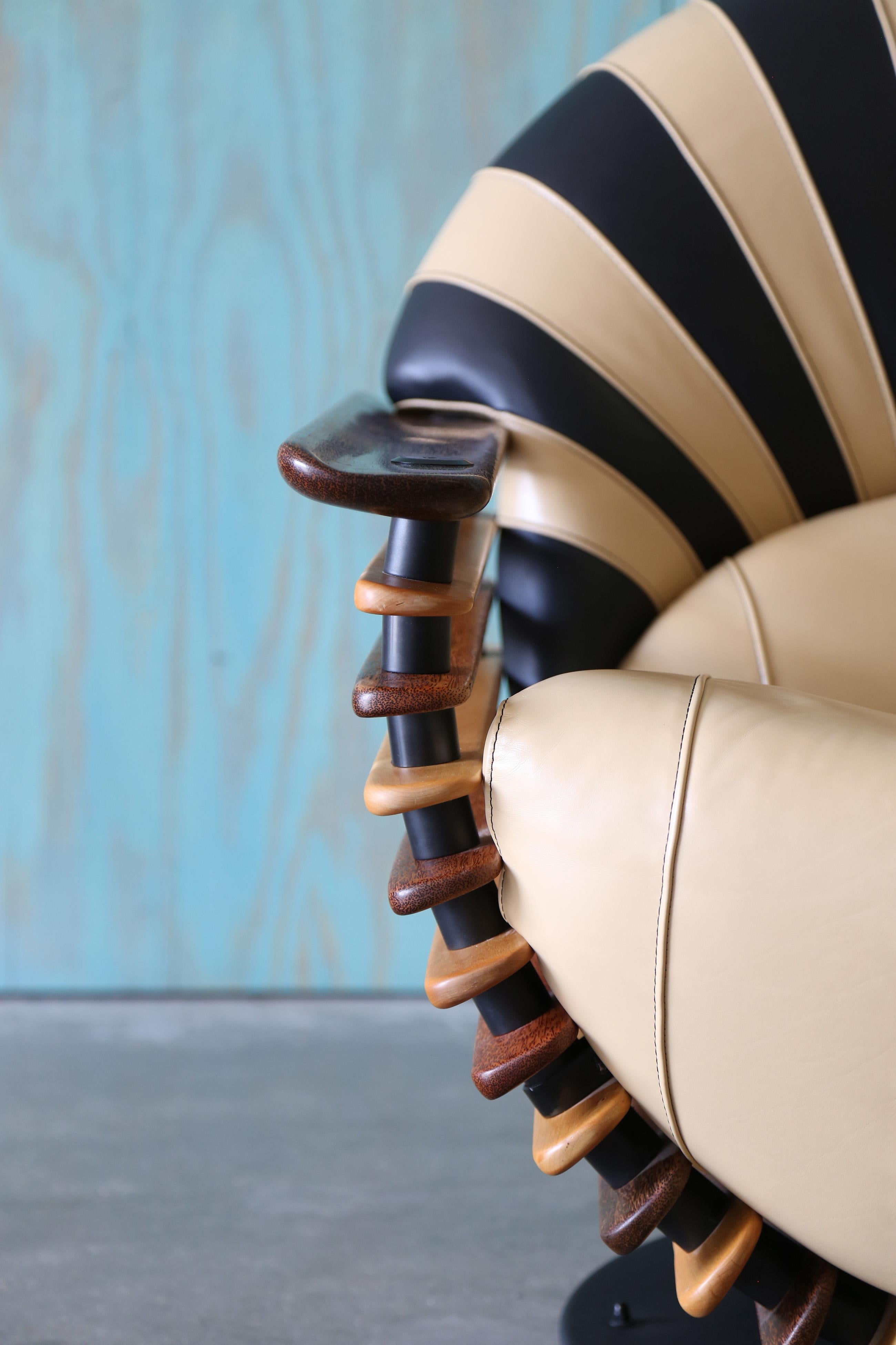 Paar Pacific Green Palmwood und Leder Luxor Drehsessel im Zustand „Hervorragend“ im Angebot in Virginia Beach, VA