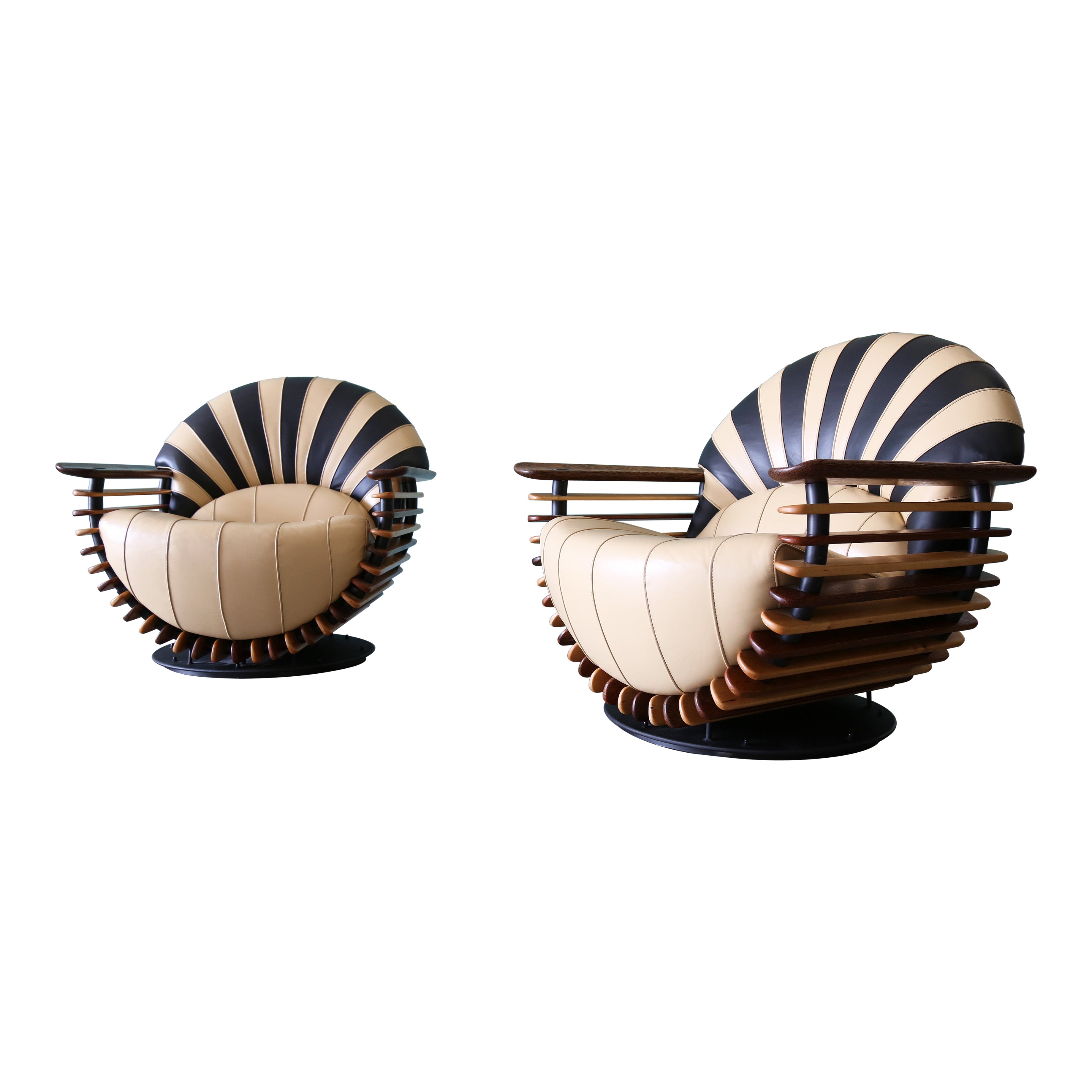 Paar Pacific Green Palmwood und Leder Luxor Drehsessel im Angebot
