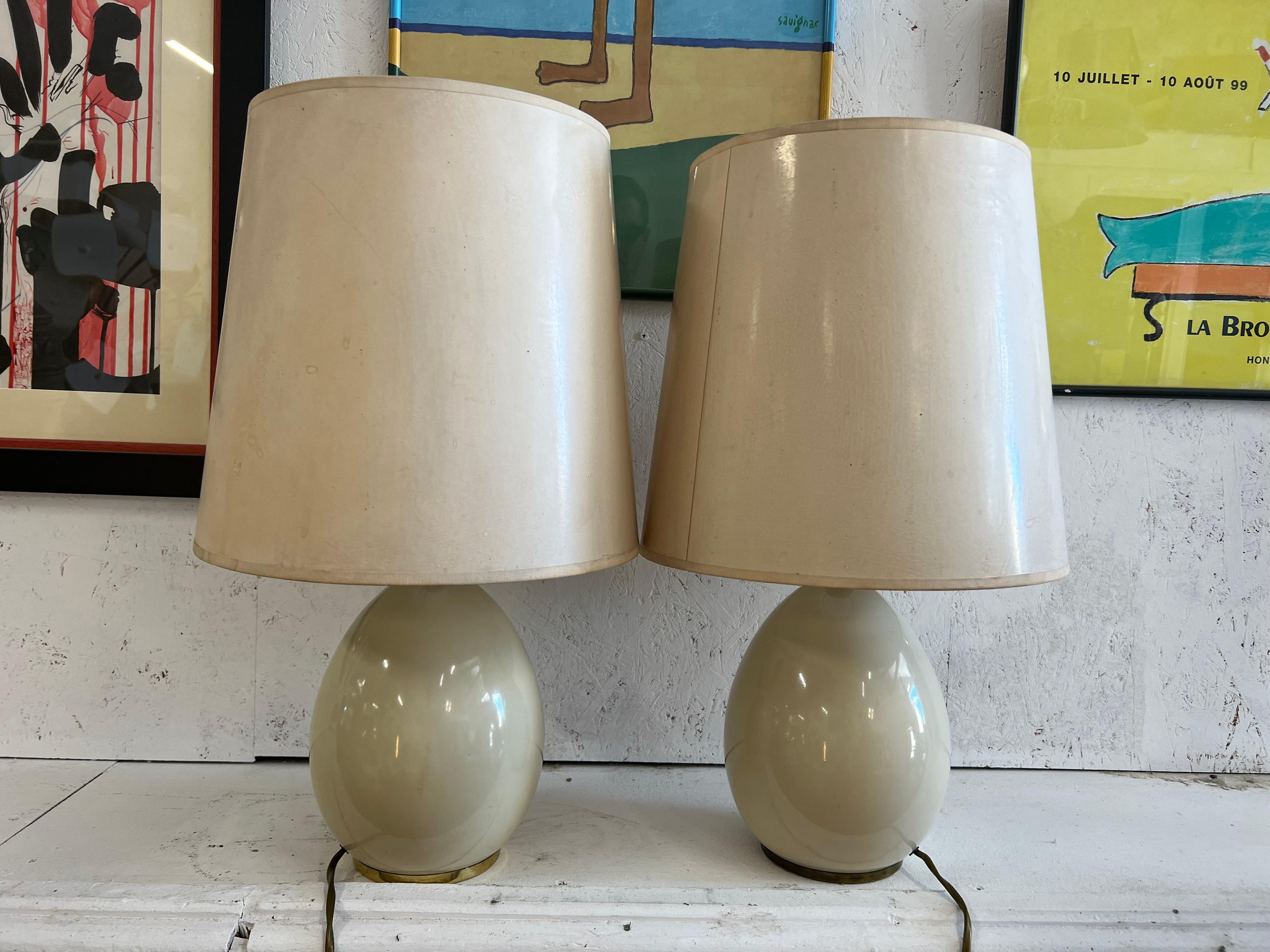 very pretty pair of ivory ceramic lamps in the shape of an egg with their original lampshade
they are typical of the 50s from the Studio Paf Italy brand, egg-shaped makes the object very tactile and decorative

