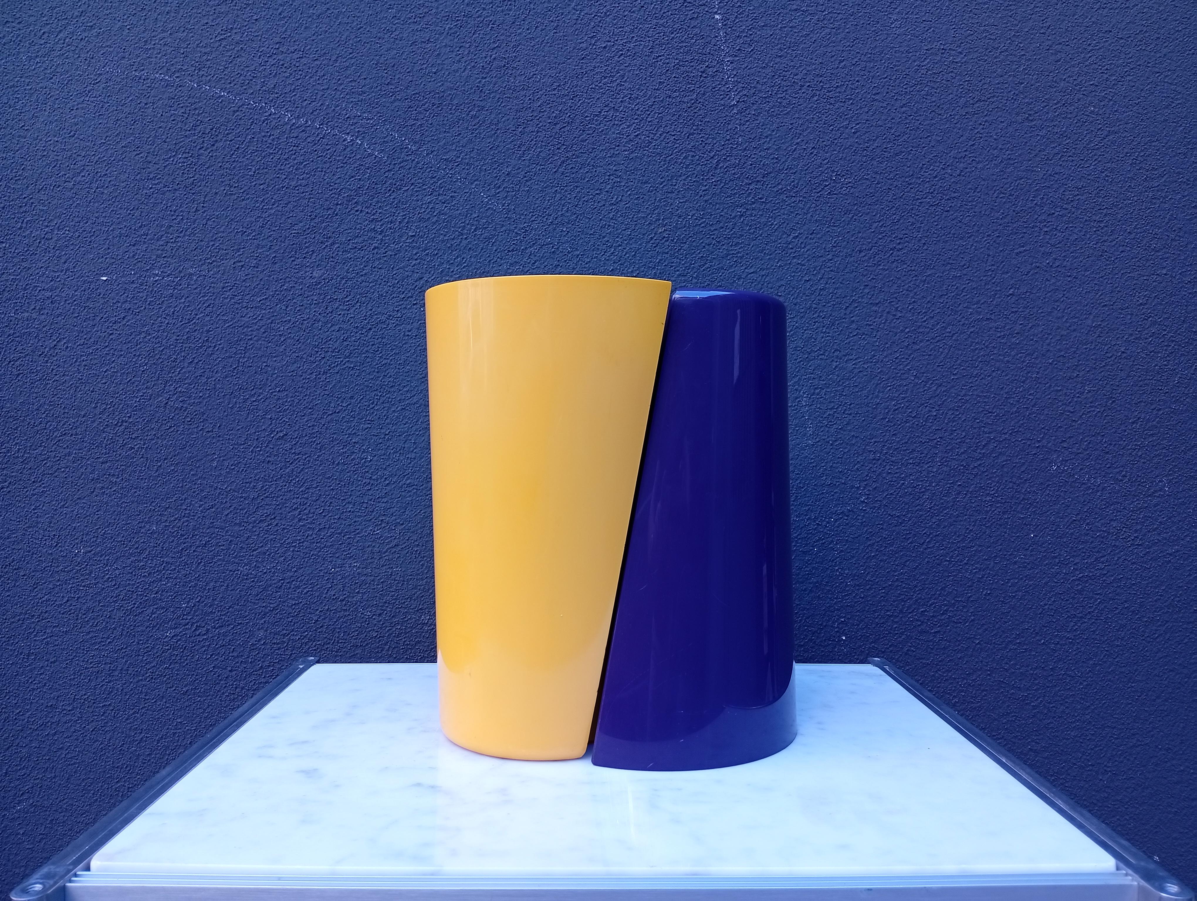 Plastica Coppia di vasi Pago di Enzo Mari per Danese Milano in vendita