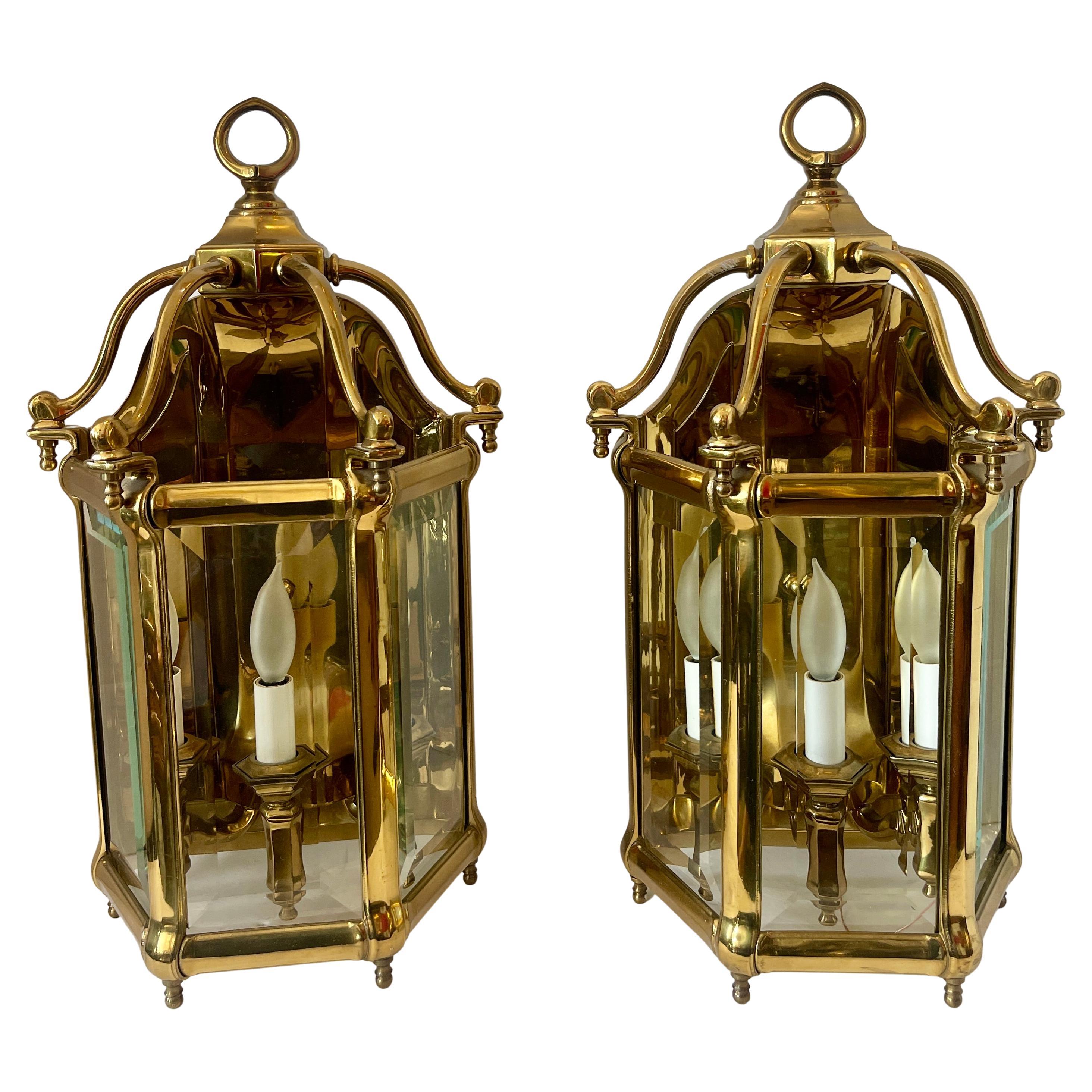 Paire de lanternes Pagode en bronze lourd et verre biseauté à trois lumières