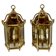 Pareja de Linternas Pagoda, Bronce Pesado y Cristal Biselado de Tres Luces