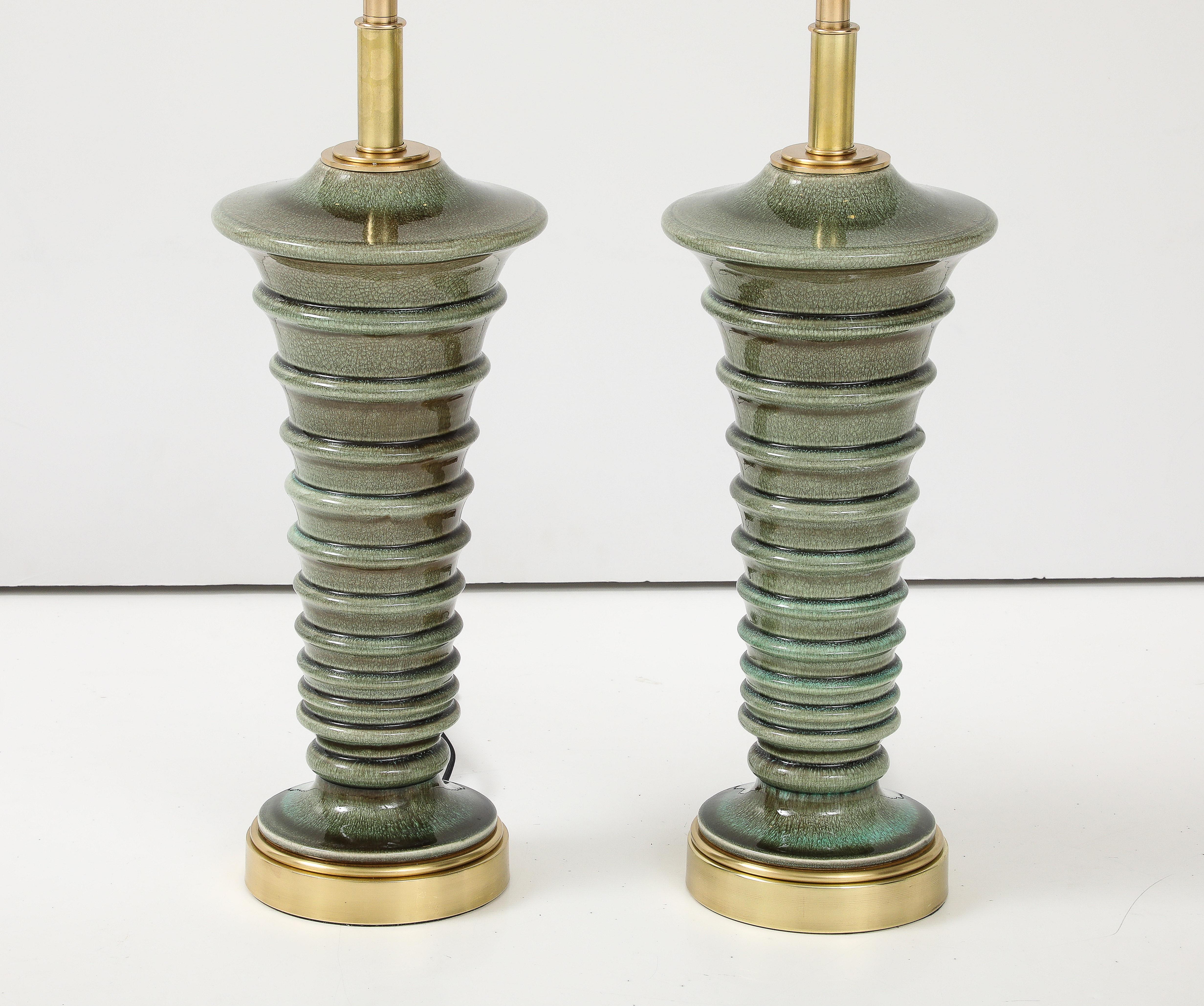 Mid-Century Modern Paire de lampes en céramique en forme de pagode avec une belle finition émaillée mousse. en vente
