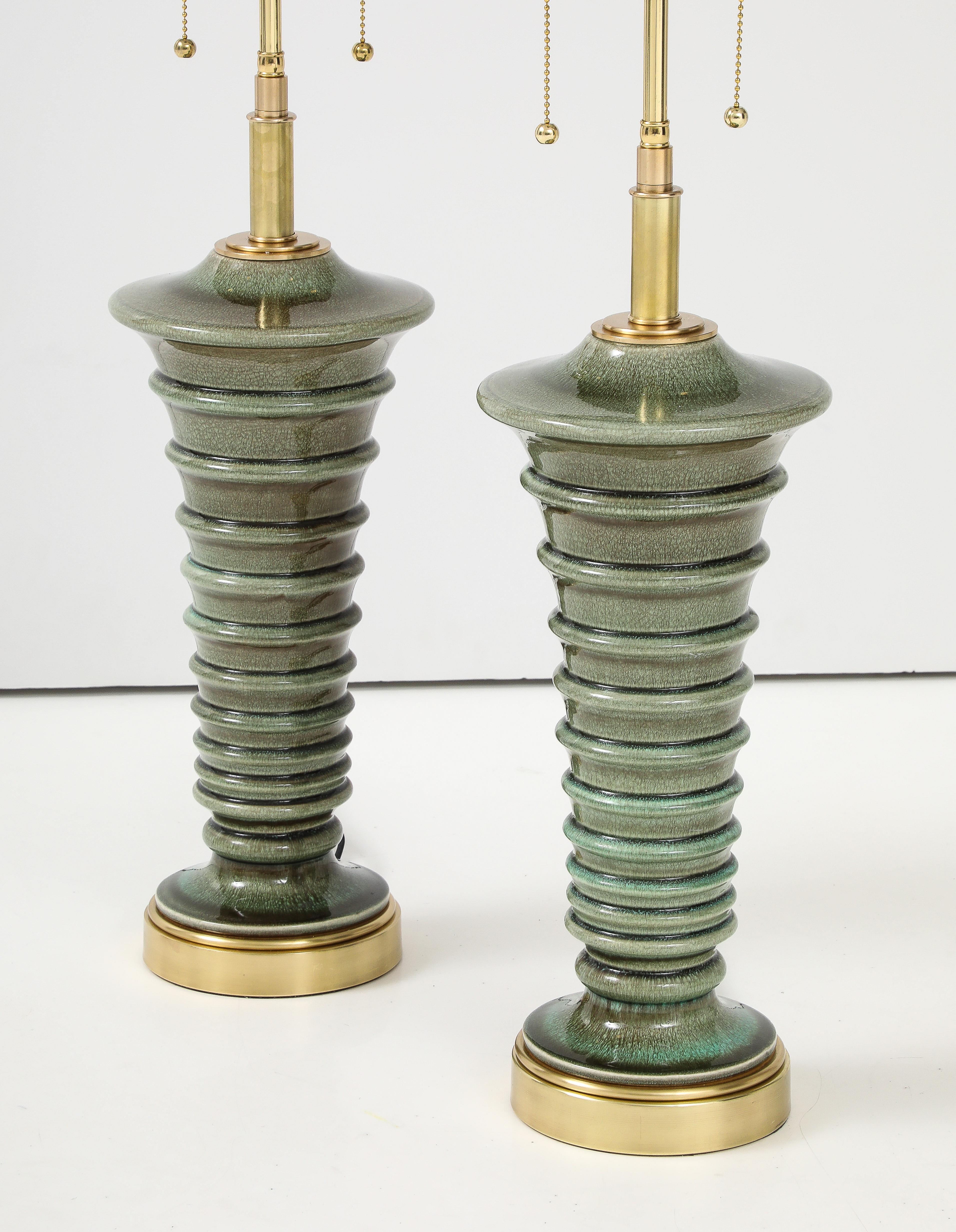 Américain Paire de lampes en céramique en forme de pagode avec une belle finition émaillée mousse. en vente