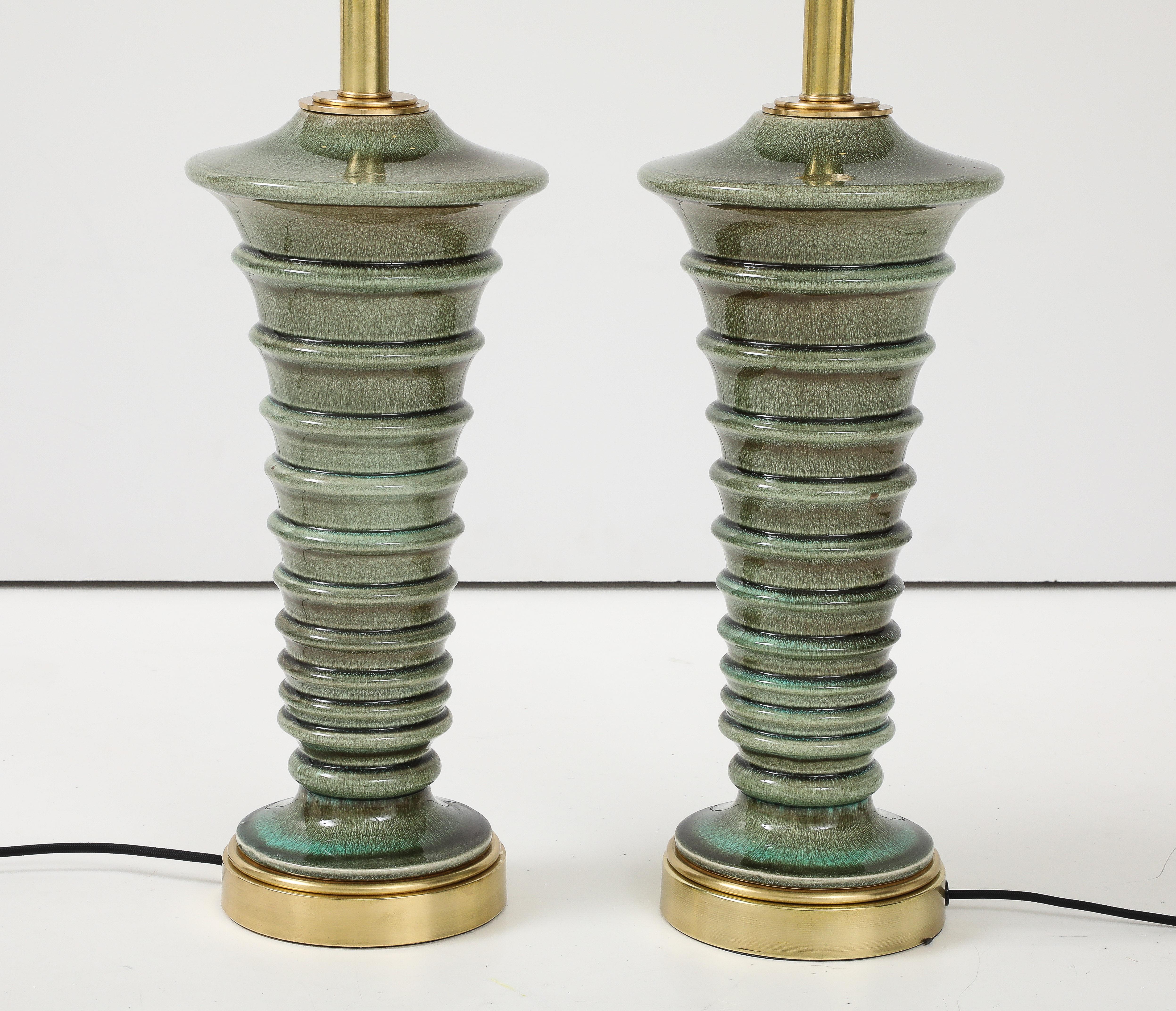 Vernissé Paire de lampes en céramique en forme de pagode avec une belle finition émaillée mousse. en vente
