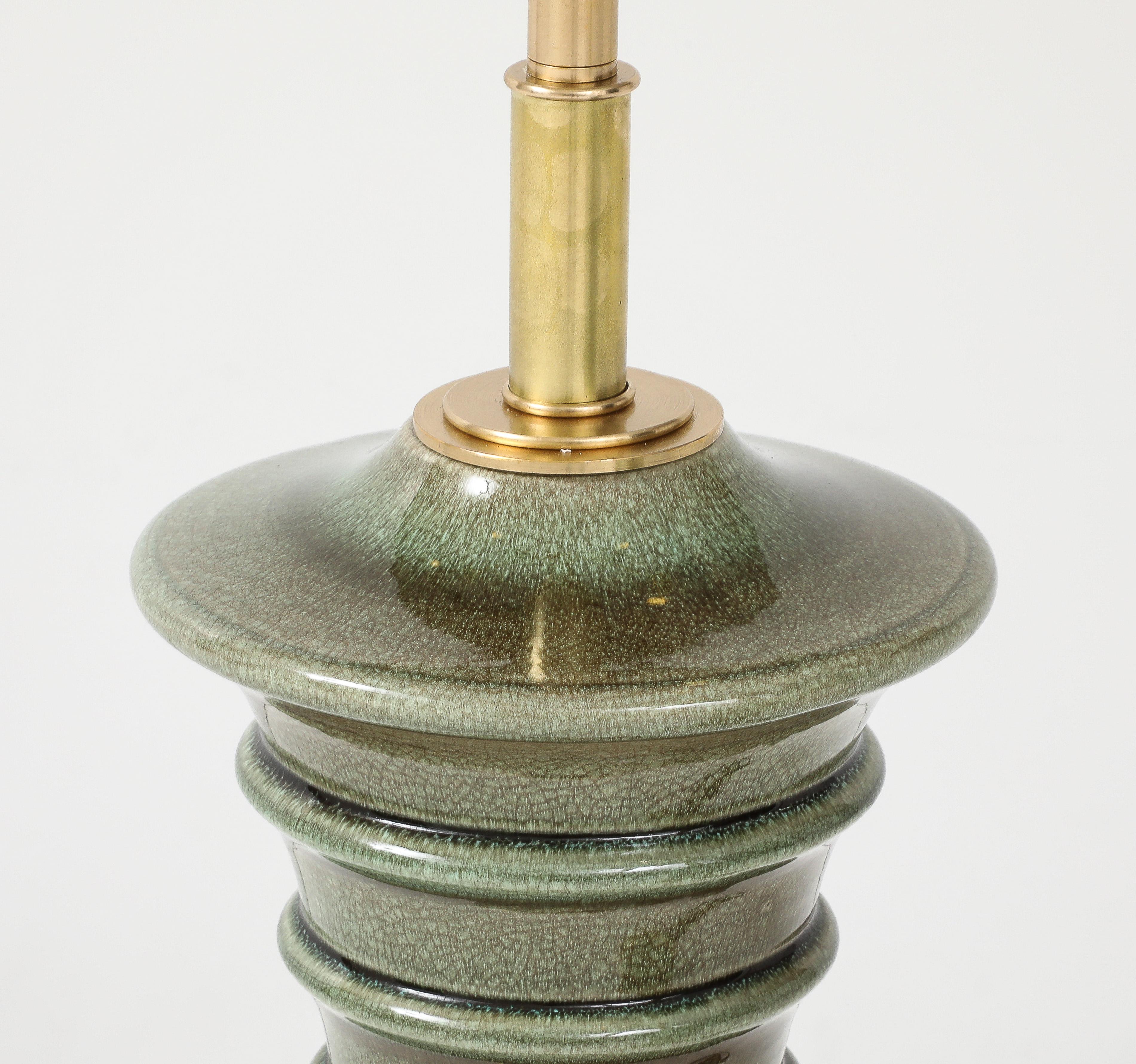 Milieu du XXe siècle Paire de lampes en céramique en forme de pagode avec une belle finition émaillée mousse. en vente