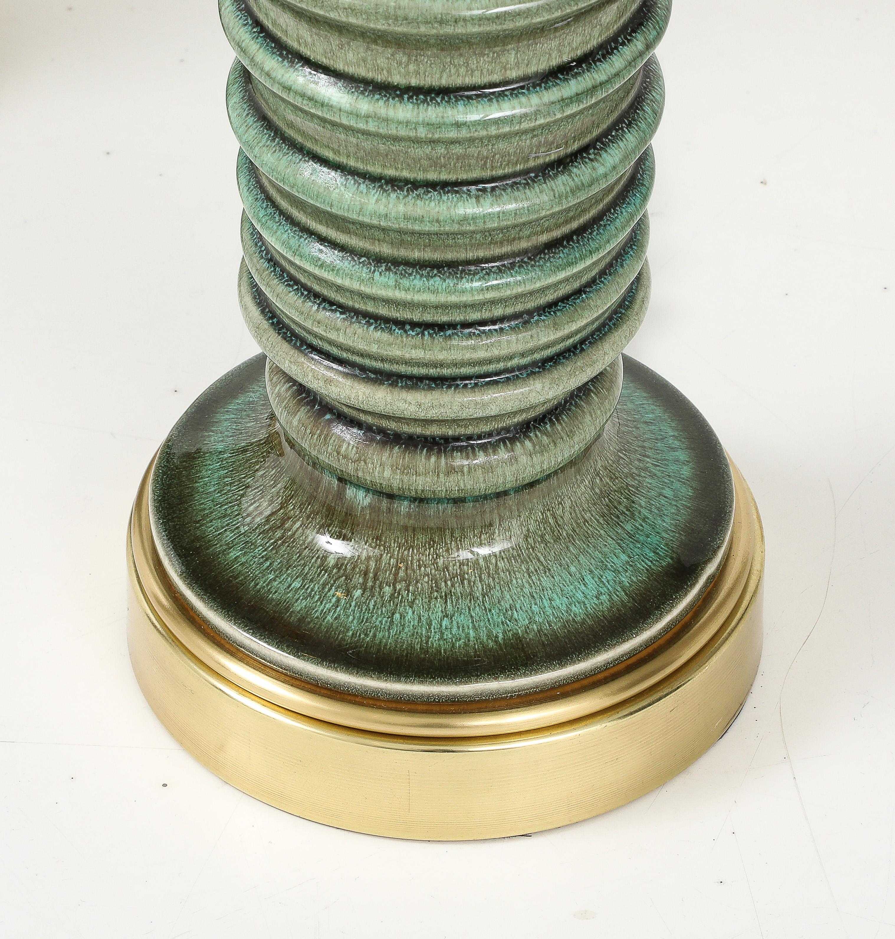 Laiton Paire de lampes en céramique en forme de pagode avec une belle finition émaillée mousse. en vente