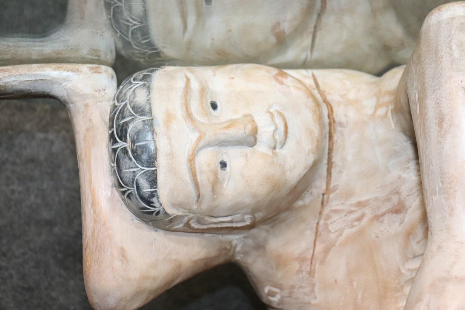 Paar malerisch verzierte und geschnitzte figurale Glastische im Zustand „Gut“ im Angebot in Swedesboro, NJ
