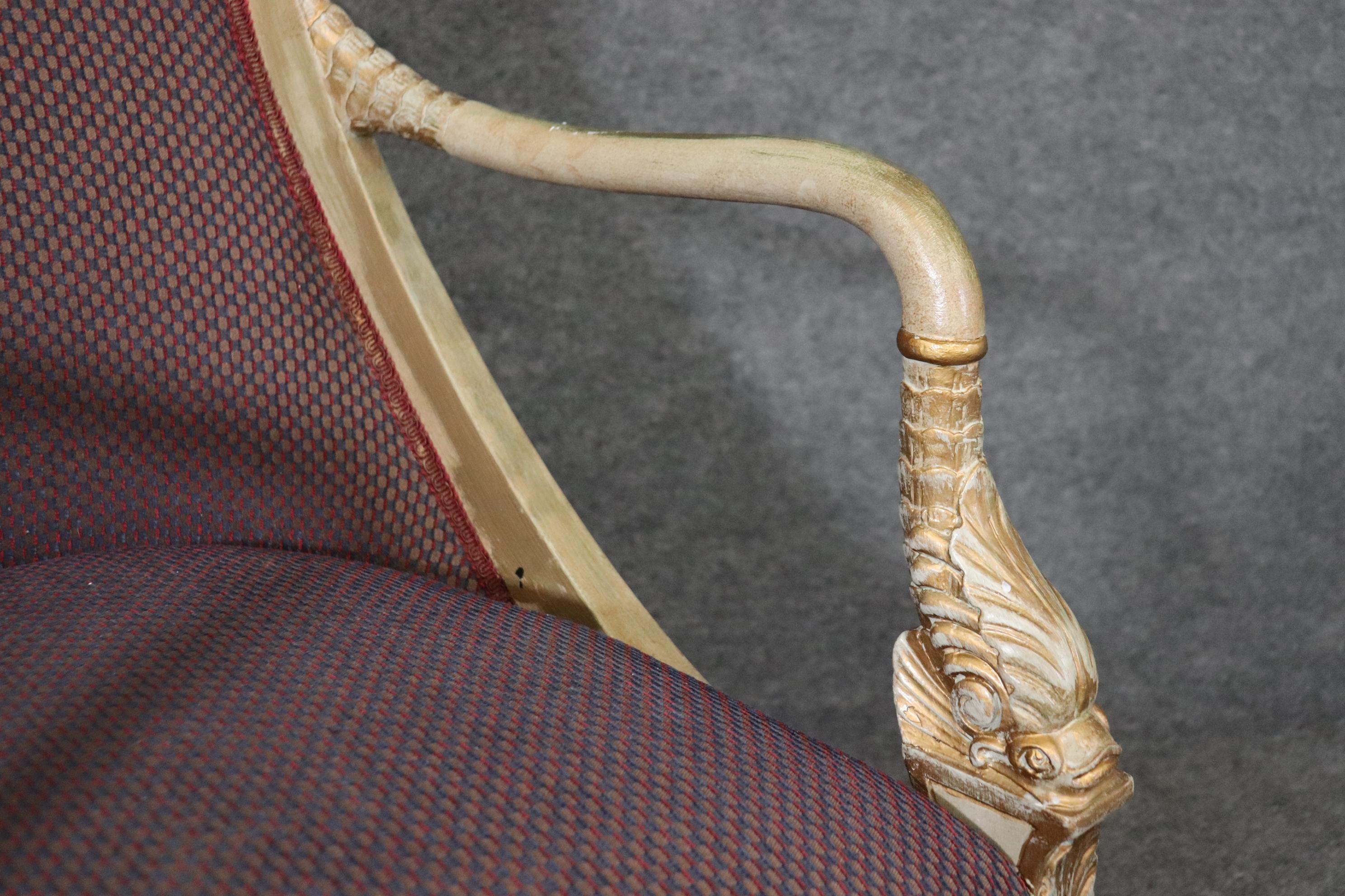 Paire de chaises néoclassiques Bergère à tête de dauphin, décorées à la peinture et dorées en vente 3