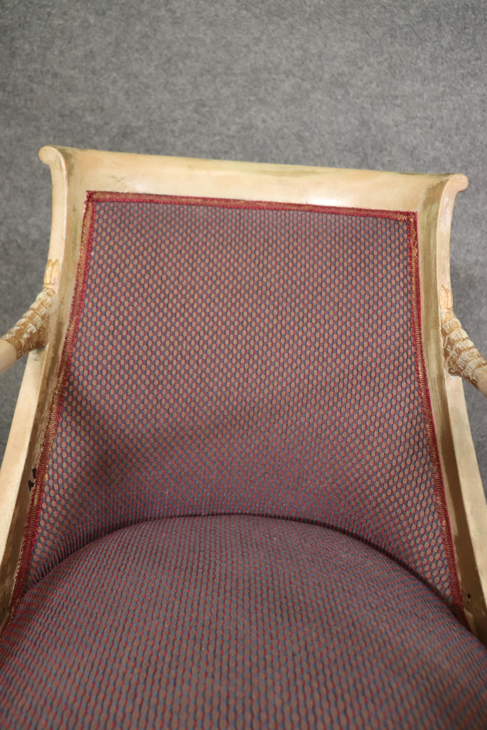 Paar bemalte und vergoldete Stühle mit Delphinkopf im neoklassischen Stil der Bergere im Angebot 4