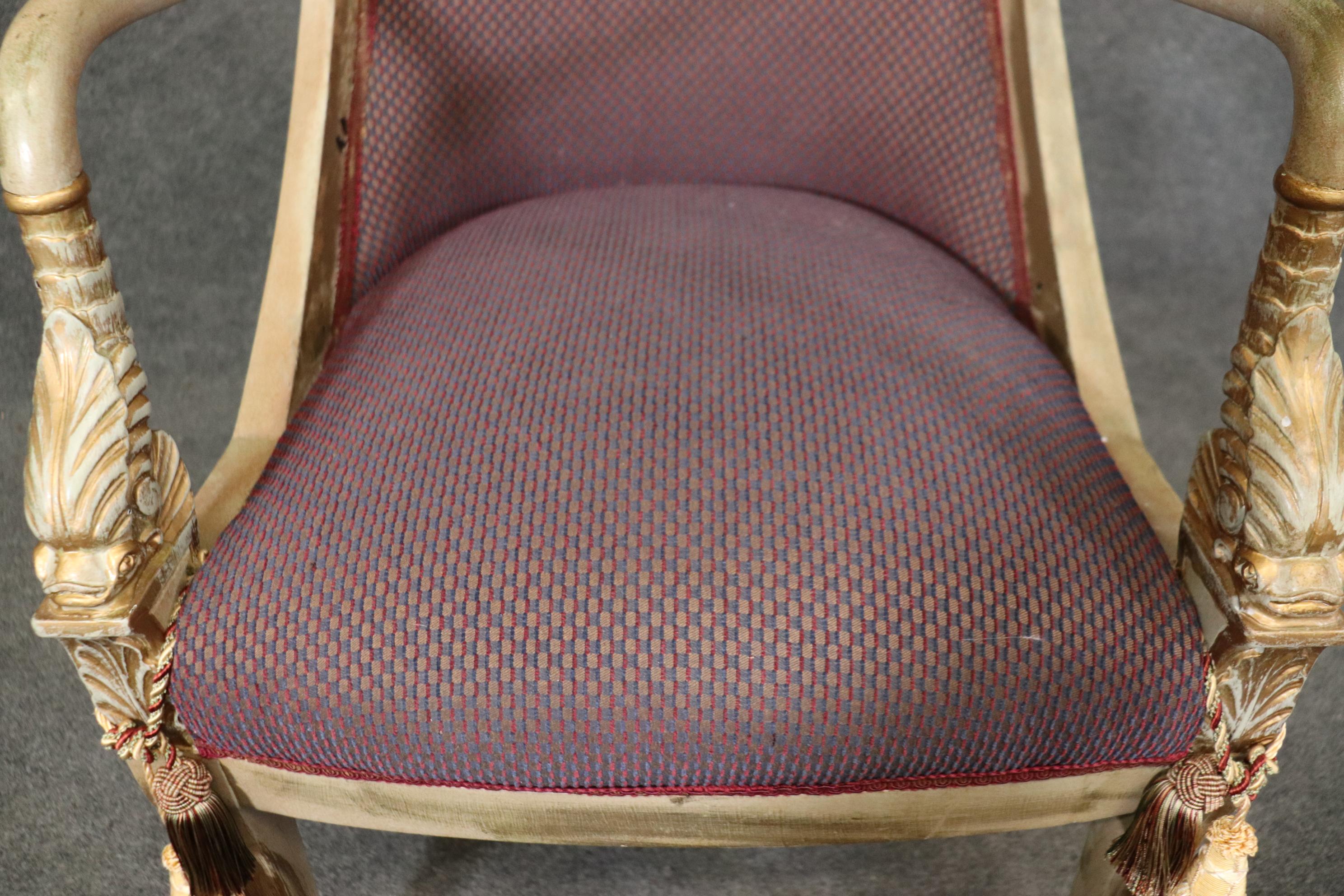 Paar bemalte und vergoldete Stühle mit Delphinkopf im neoklassischen Stil der Bergere im Angebot 5