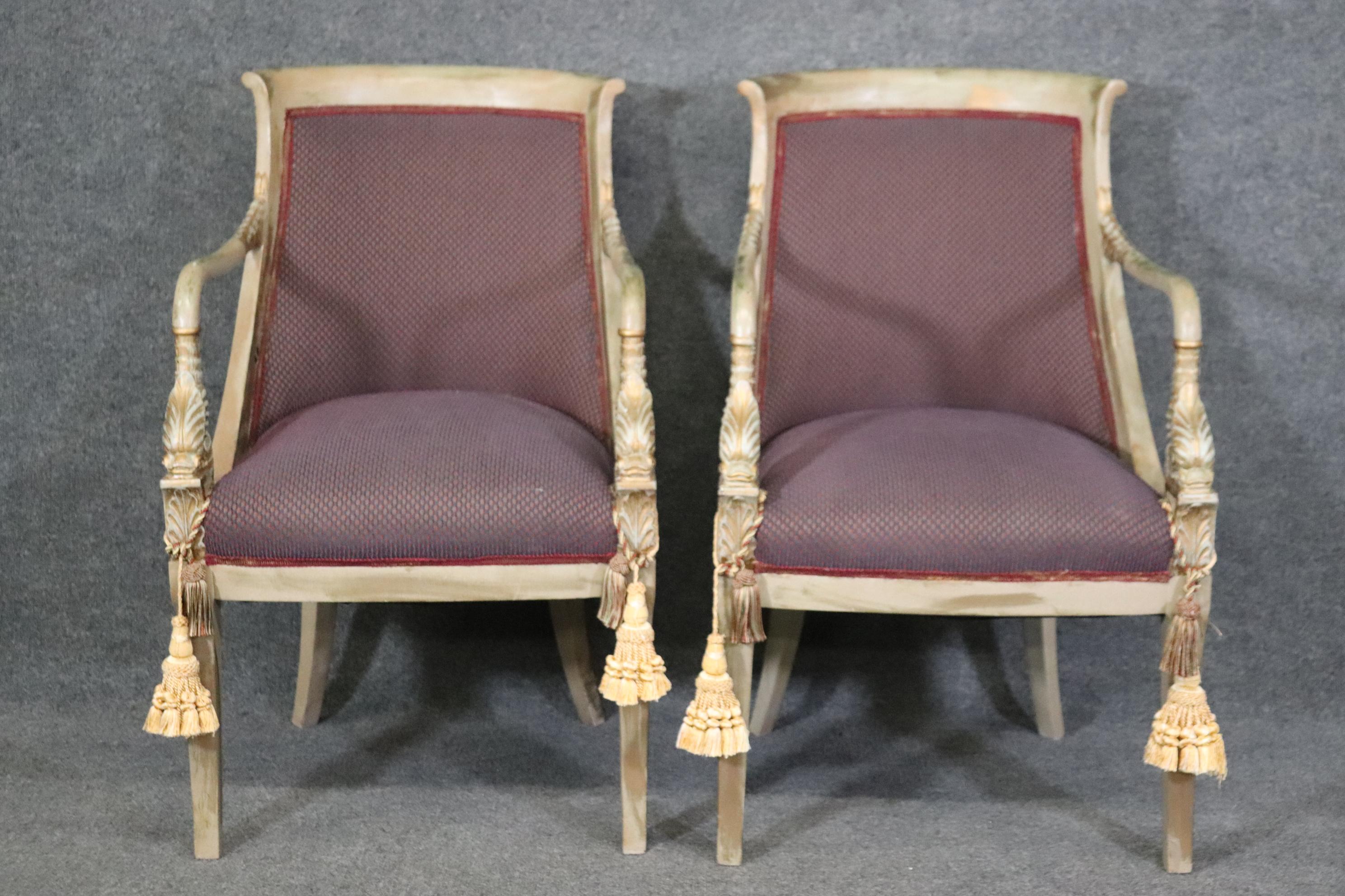 Néo-classique Paire de chaises néoclassiques Bergère à tête de dauphin, décorées à la peinture et dorées en vente