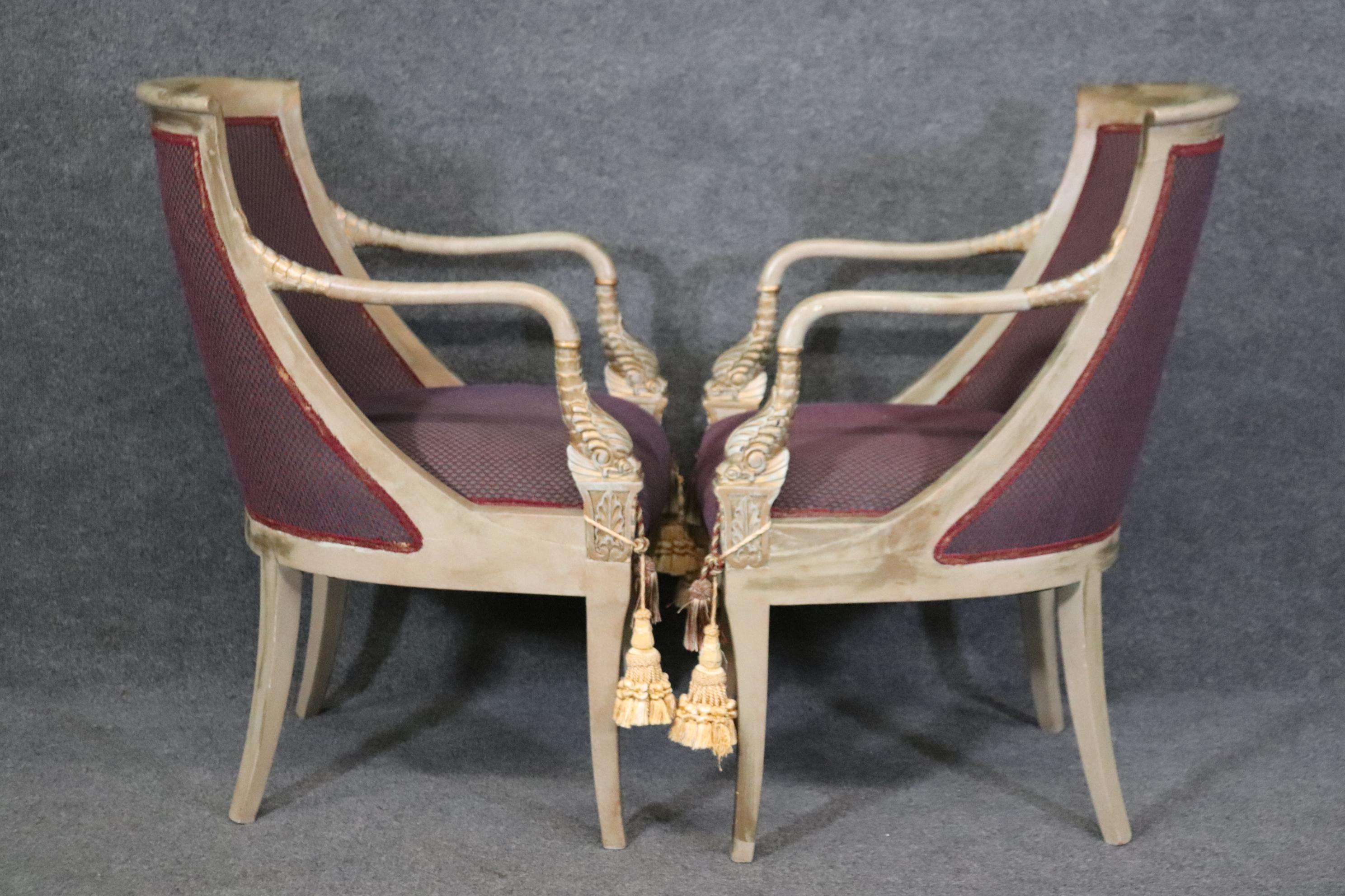 Inconnu Paire de chaises néoclassiques Bergère à tête de dauphin, décorées à la peinture et dorées en vente