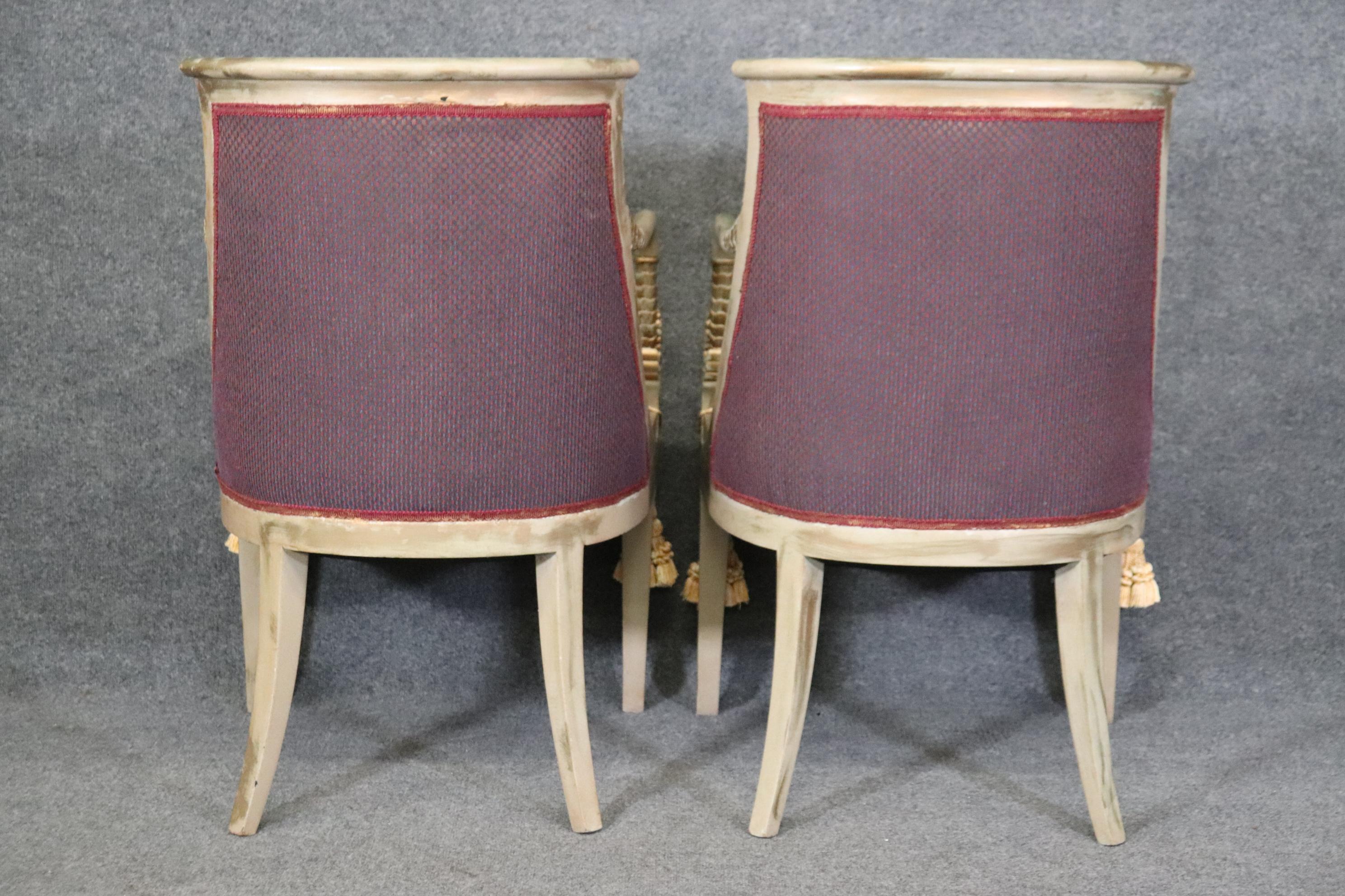 Paar bemalte und vergoldete Stühle mit Delphinkopf im neoklassischen Stil der Bergere im Zustand „Gut“ im Angebot in Swedesboro, NJ
