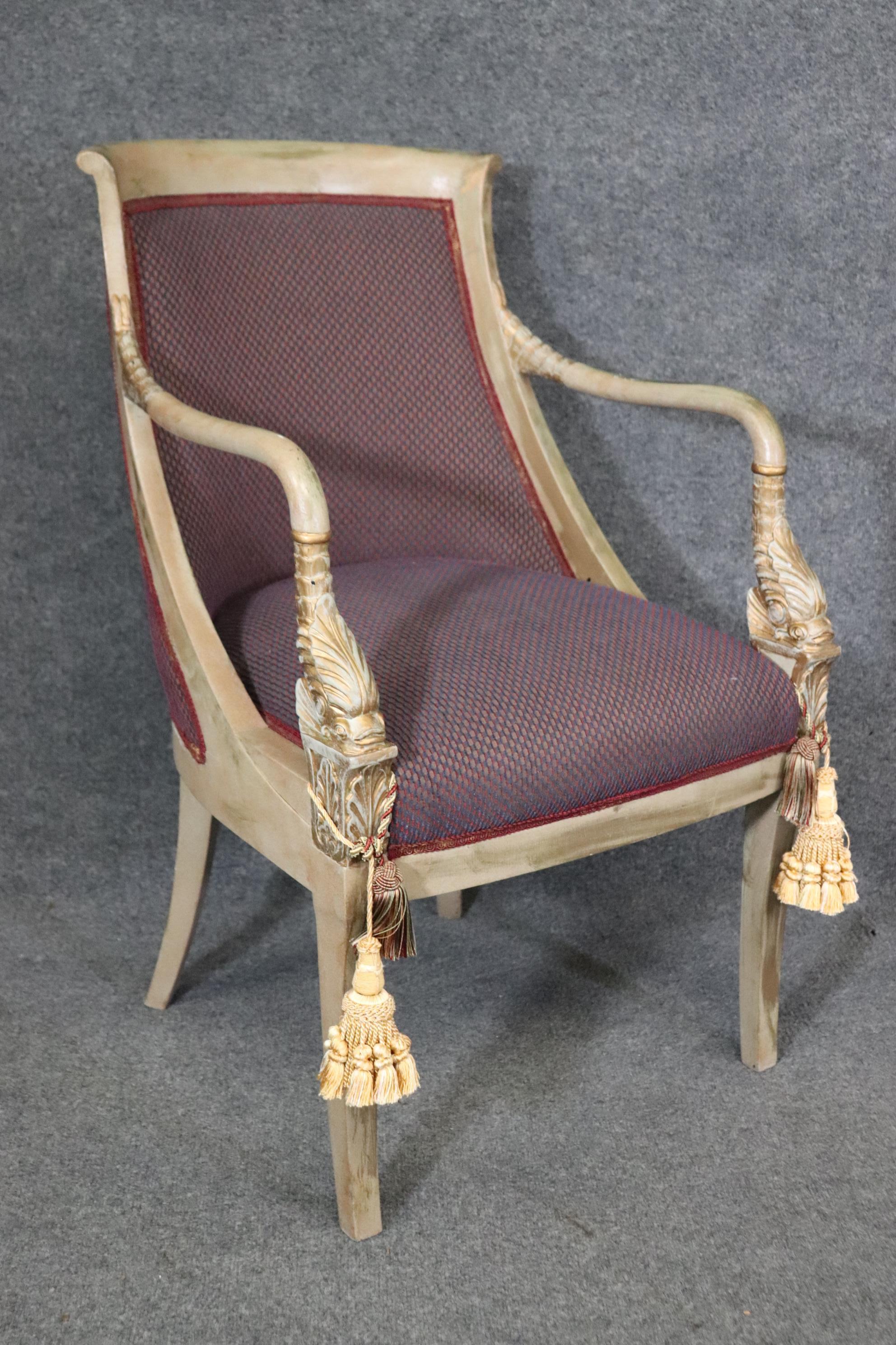 Paar bemalte und vergoldete Stühle mit Delphinkopf im neoklassischen Stil der Bergere (Walnuss) im Angebot